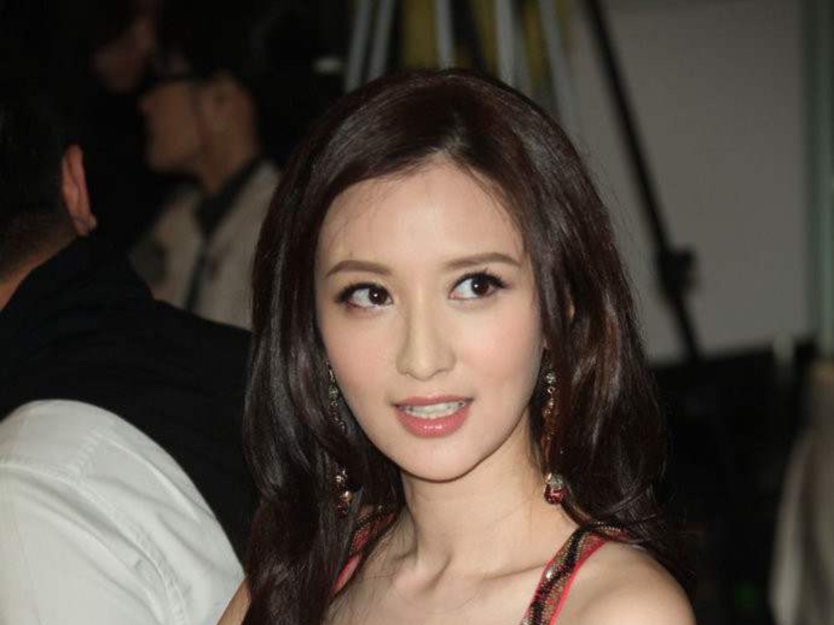 "兴风作浪"的姐姐们之张萌 这位姐姐早期时美商还是可以的,垫了山根缩