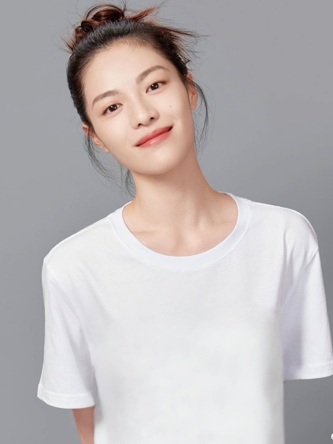 今天在看到钟楚曦的一组照片被惊艳到了一眼看上去高级而又舒服十分吸