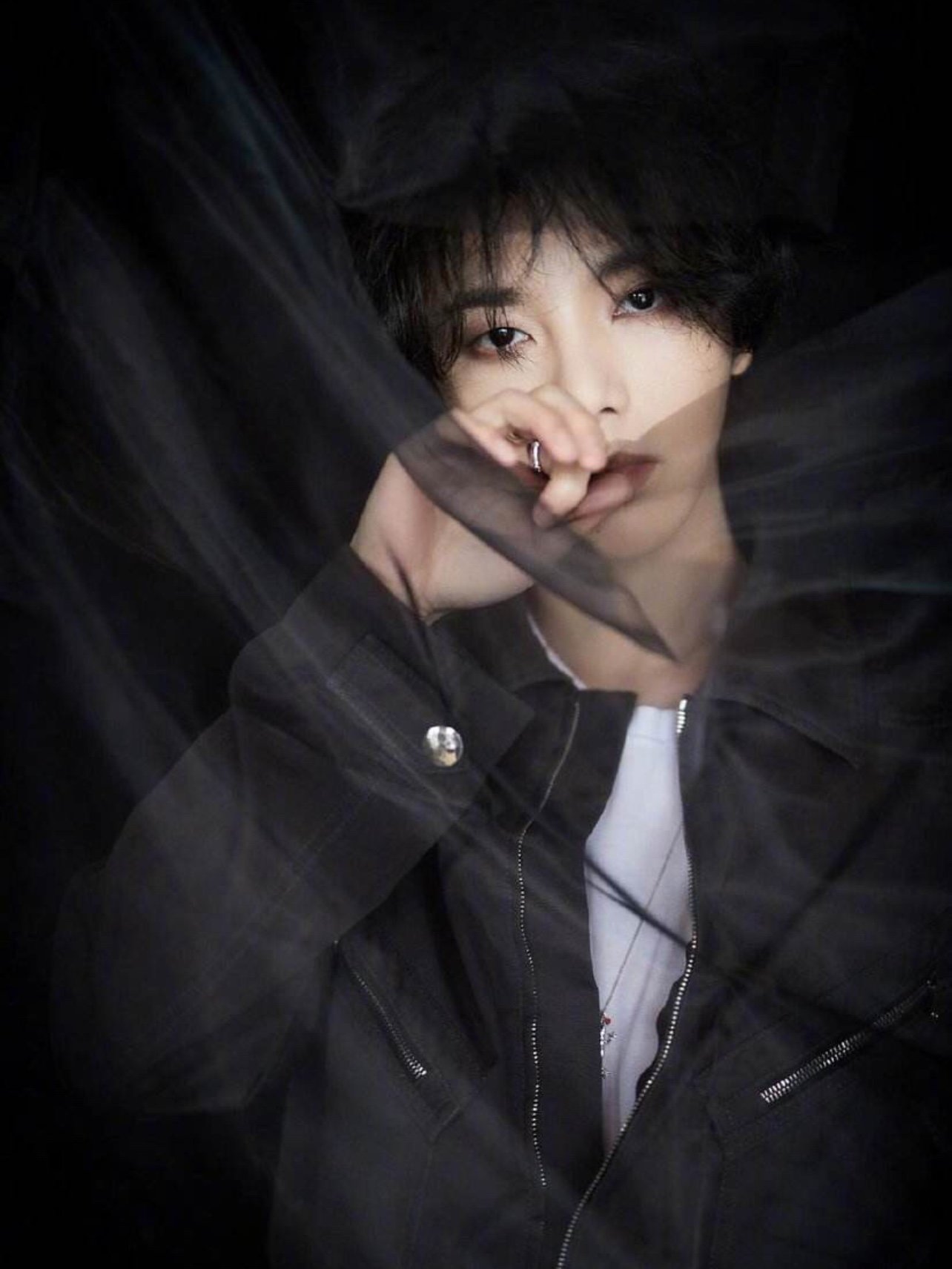 晨宇刚出道时才20岁脸上还能看到稚嫩的婴儿肥那个时候的花花和如今尖