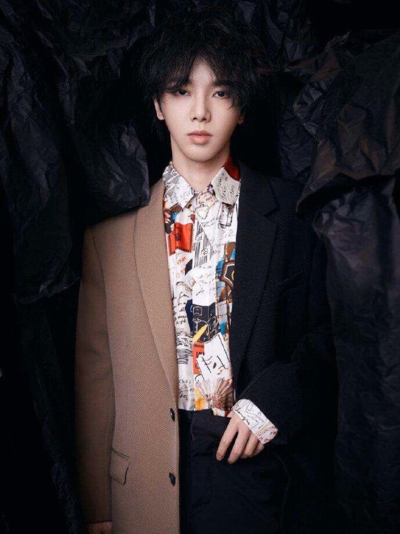 晨宇刚出道时才20岁脸上还能看到稚嫩的婴儿肥那个时候的花花和如今尖