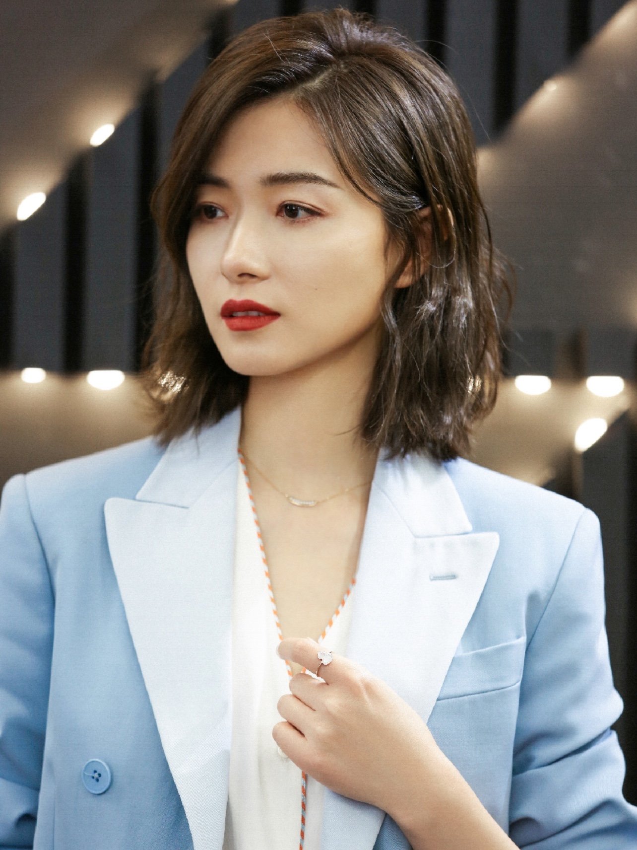 万茜的眼睛为自然的开扇双眼皮,邻家大姐姐的亲切感或是沉稳成熟的