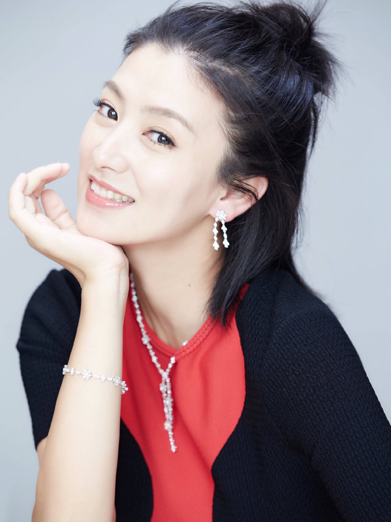 眉姐姐的扮演者叫斓曦,演完甄嬛后,她好像就没特别再让人印象深刻的