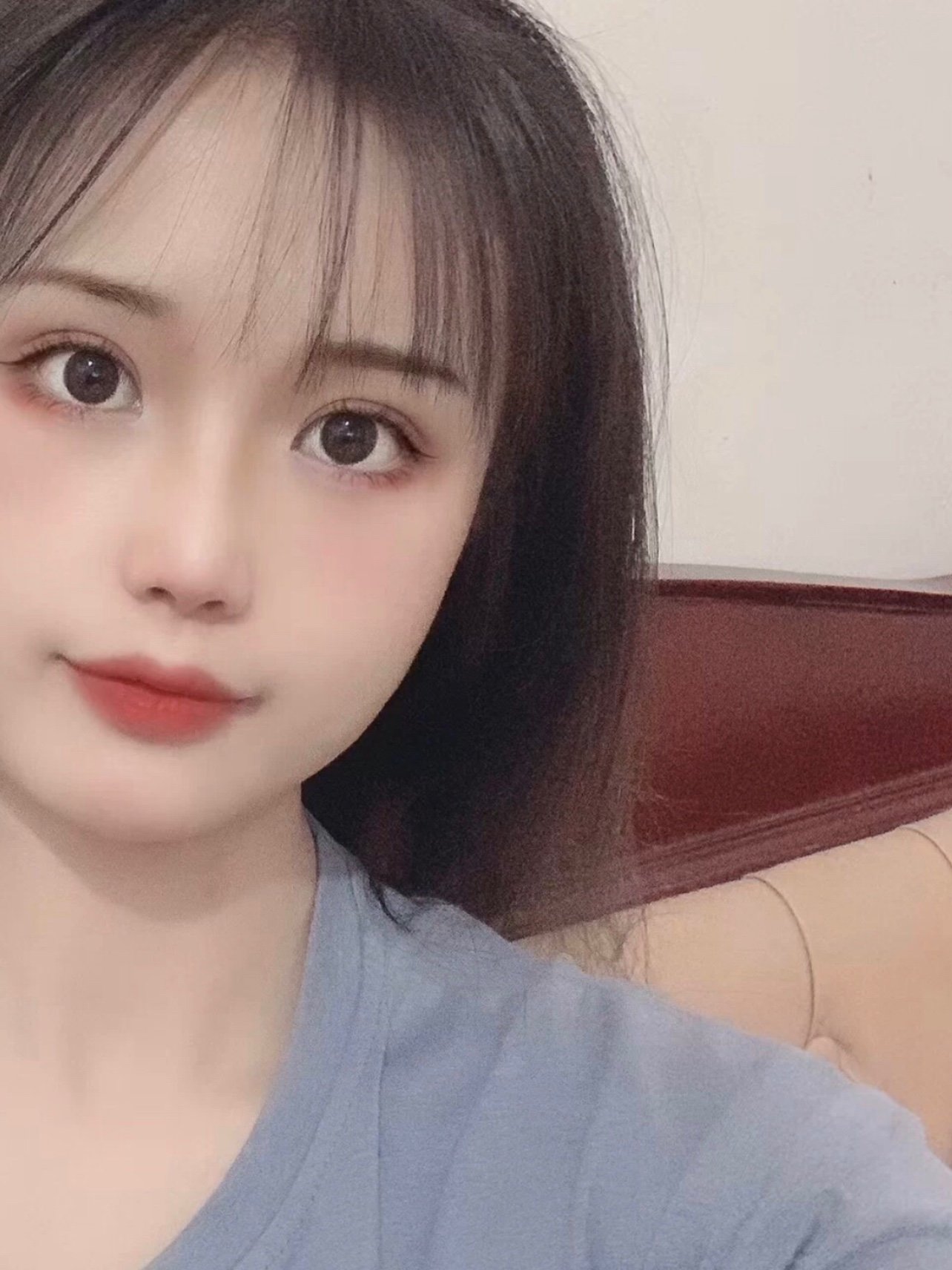 是个有点肉的内双,小圆眼,化妆一睁眼完全看不到眼妆的那种,割双眼皮