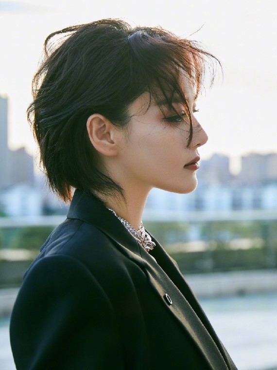 短发飒爽张馨予