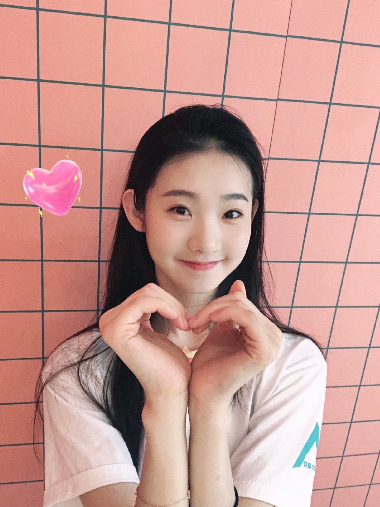 创3的张艺凡给人一种清纯可爱的感觉她的五官单看都没有什么亮点但是