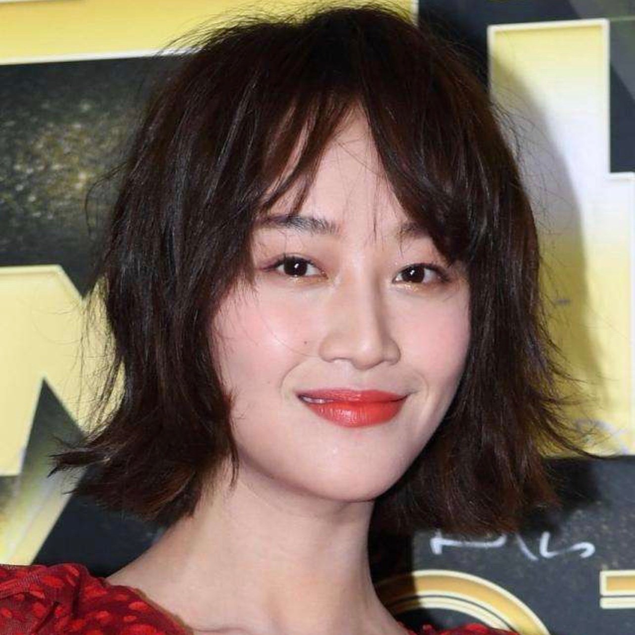 蓝盈莹的长相,不是传统意义上的美女演员,但极其有个_圈子-新氧美容