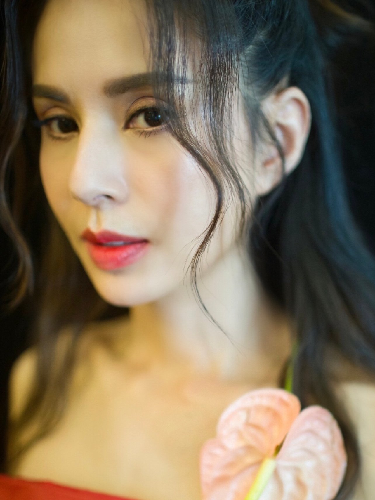 随着年龄的增长,眉骨高且眼窝越深的人,凹陷就越明显_圈子-新氧美容