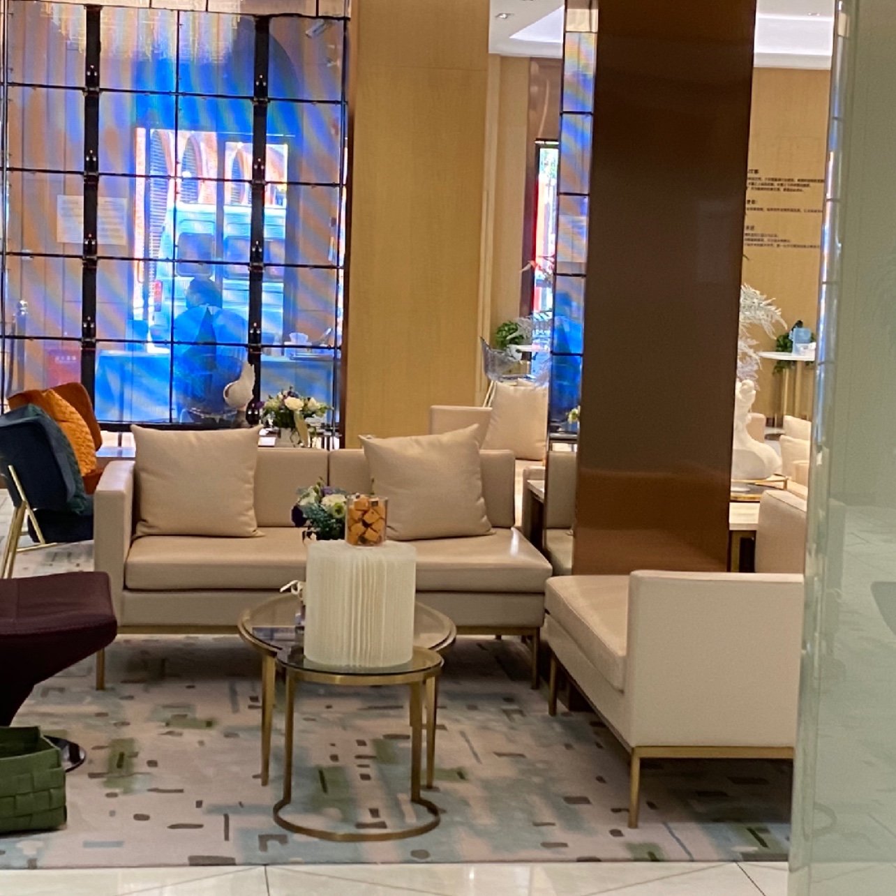 医院环境整洁温馨, 我一进去前台就有人过来接待我还给我送水,上面