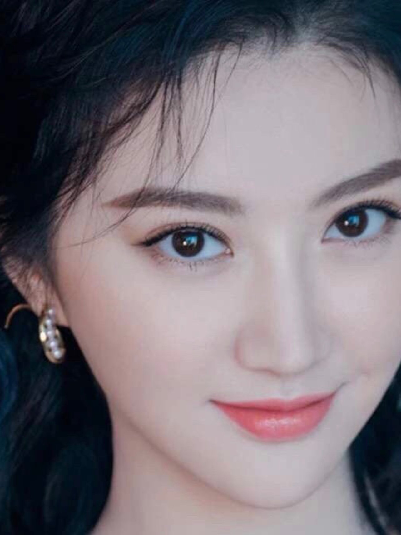 但是她的五官比较偏明艳的感觉,刚开始的眼睛属于内双,眼角上扬有点吊