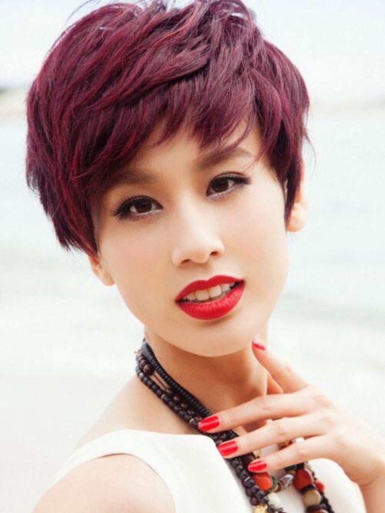 不适合浓妆的精明型长相——黄圣依.