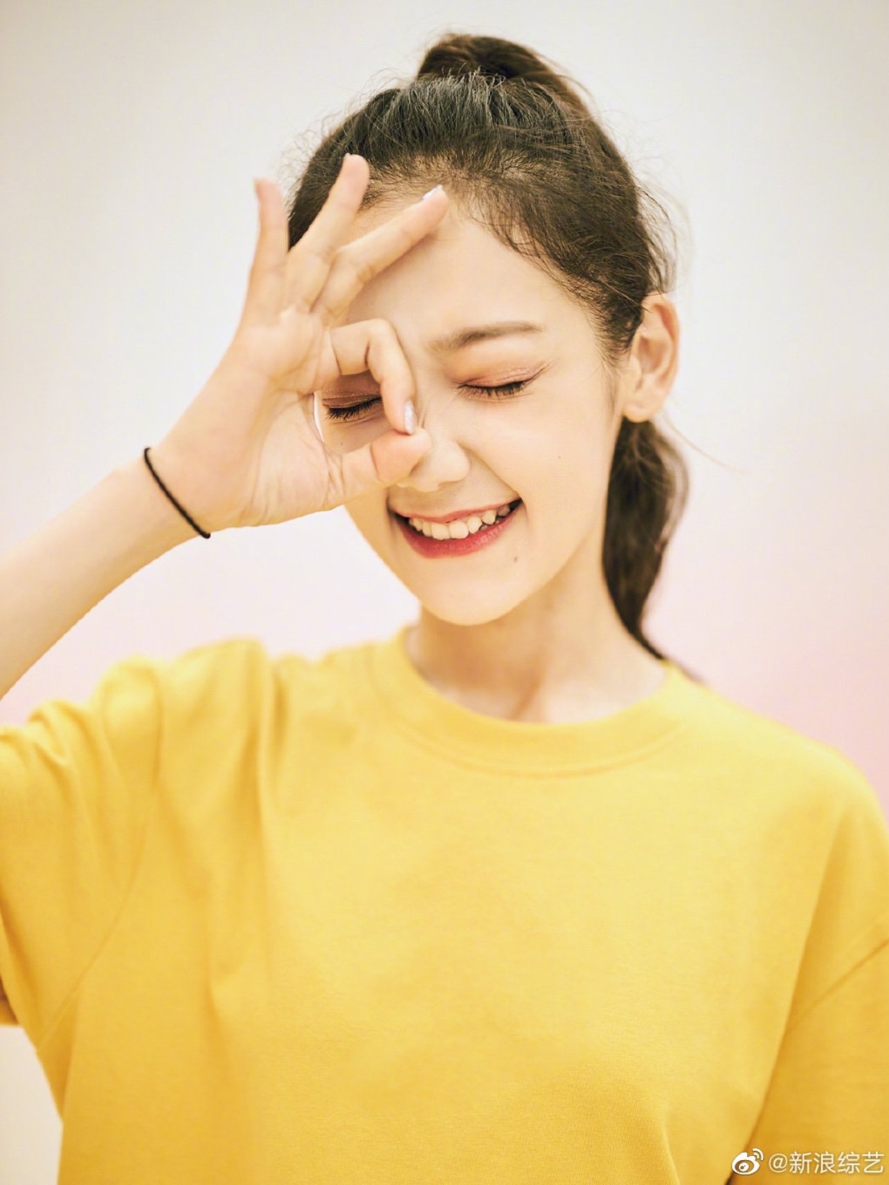 希林娜依高明明脸上胶原蛋白满满,为什么大家都觉得她显老呢?