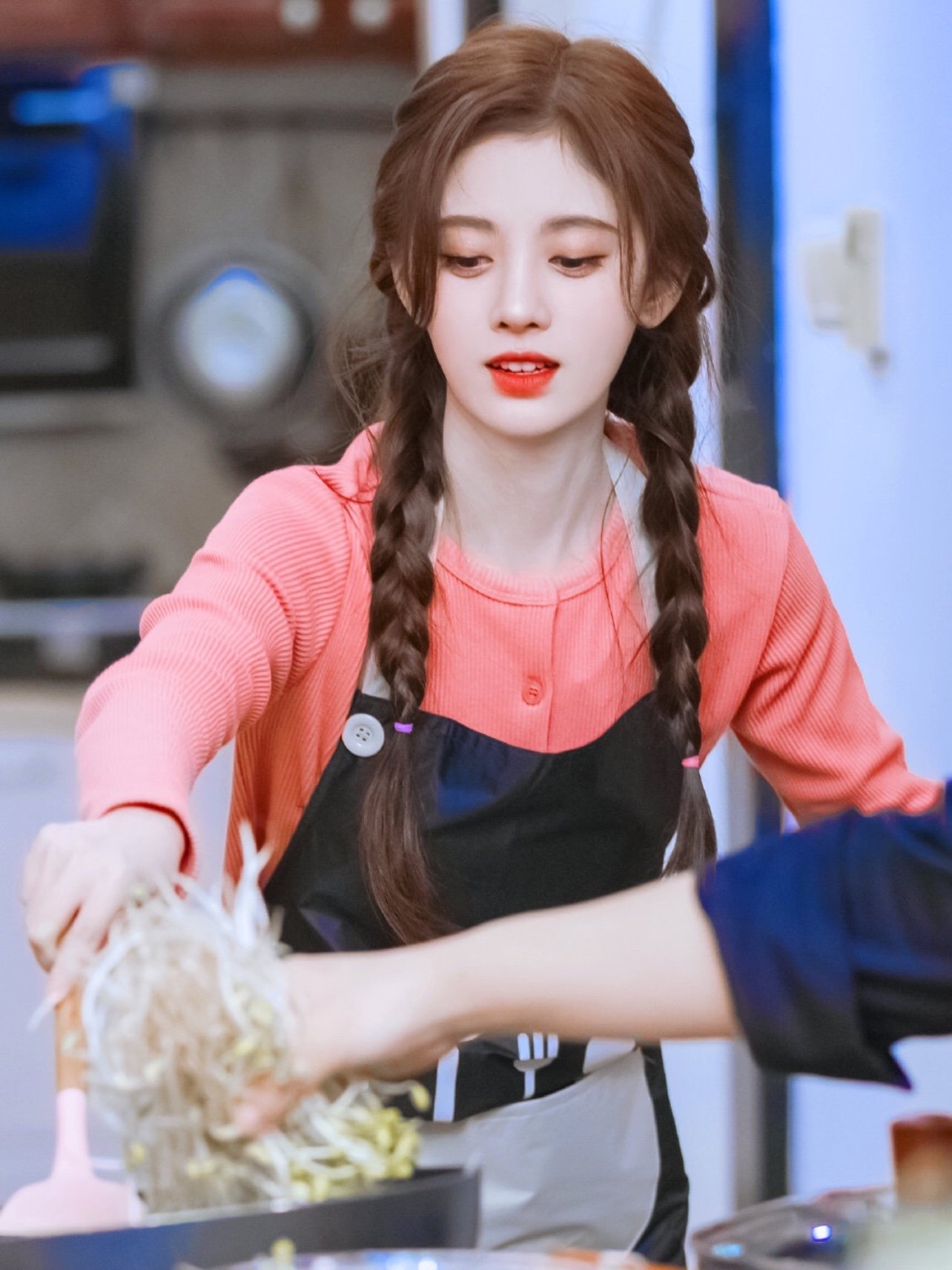 鞠婧祎上综艺节目,早起素颜也太精致了吧601599提起鞠_圈子