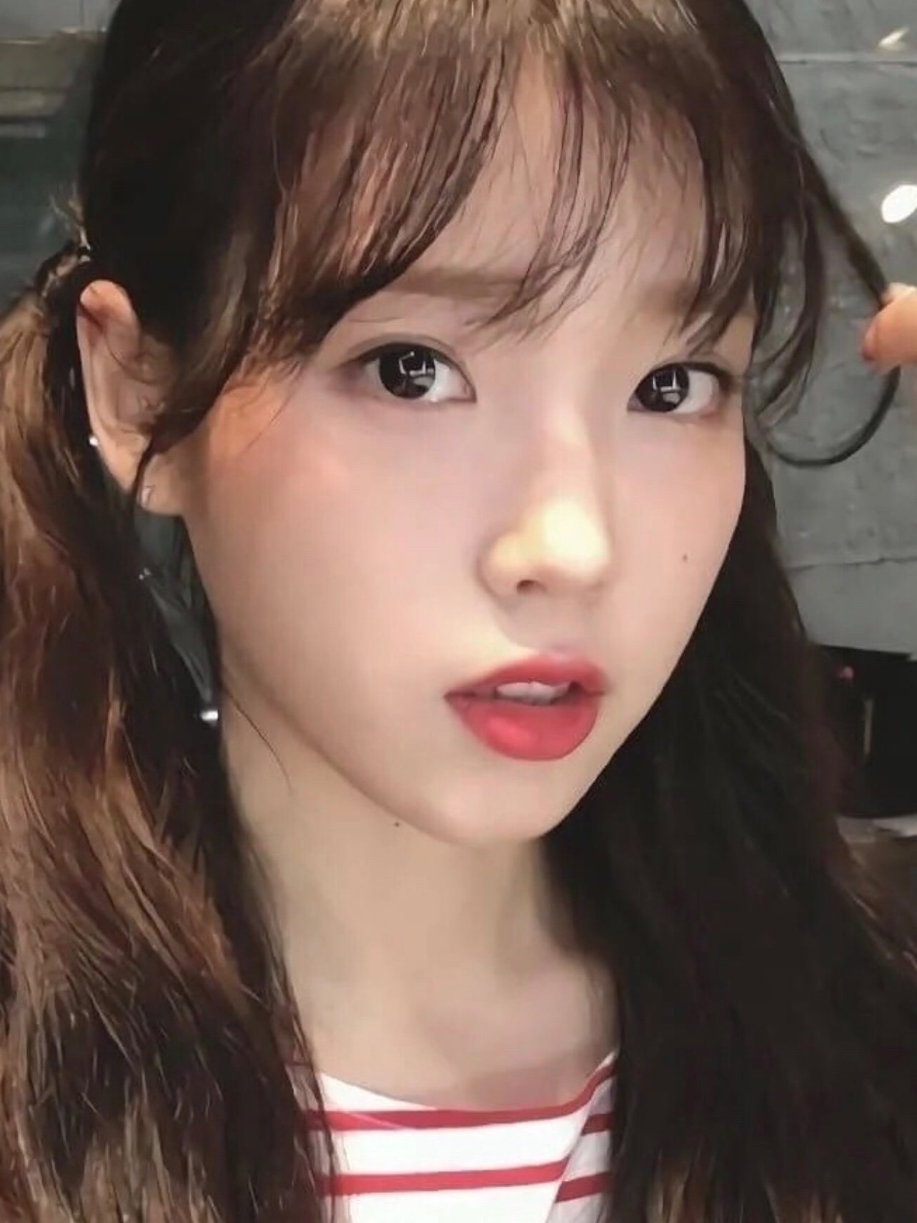 长相可以说是绝了,开扇双眼皮真的恰到好处,听说她双眼皮模版是iu