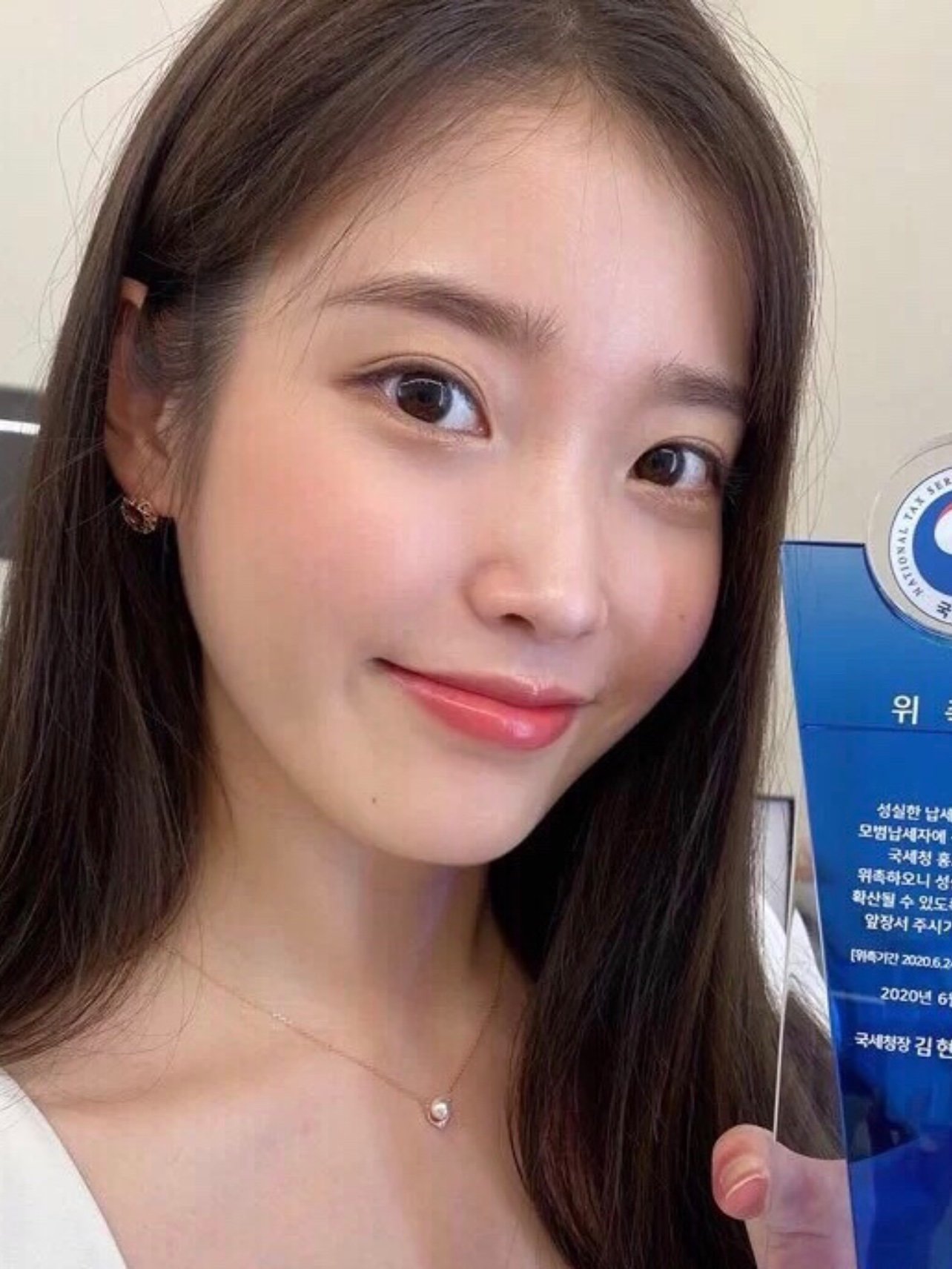 长相可以说是绝了,开扇双眼皮真的恰到好处,听说她双眼皮模版是iu