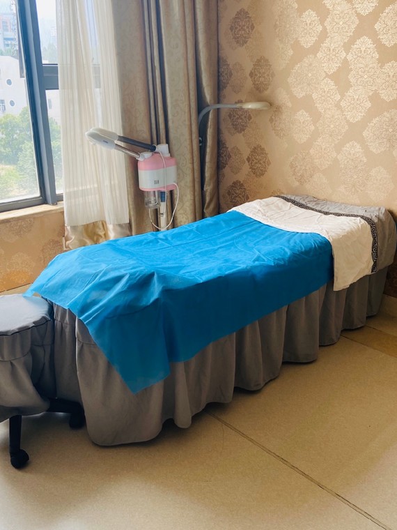 后来了解到迪传奇微针和伊肤泉微针,我想着先做伊肤泉微针试试看,大概