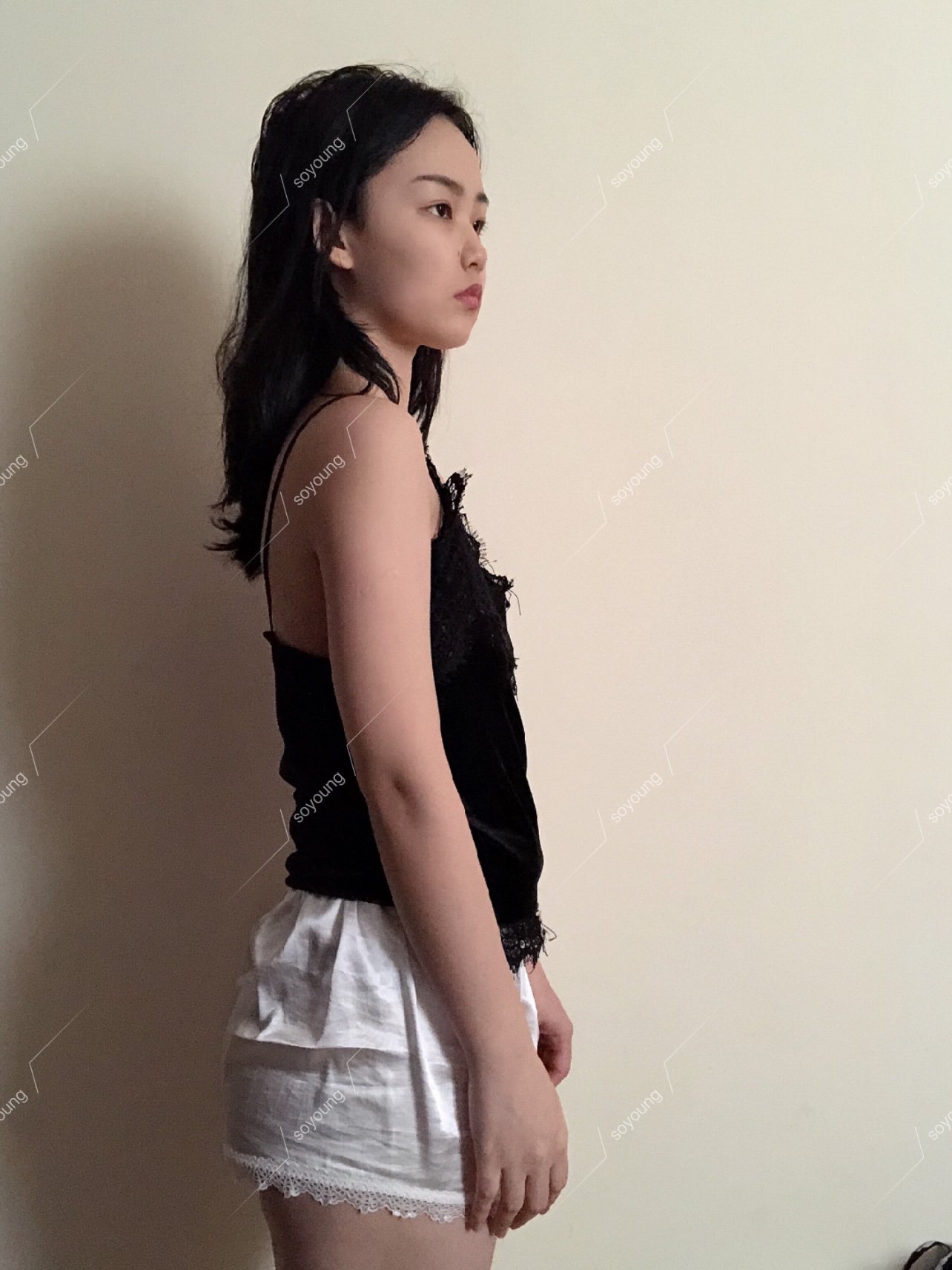 我的胸部很扁平,因为这个我很自卑.