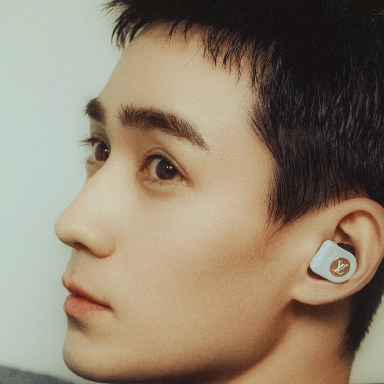 朱一龙眼睛真的又大又亮,很有神,睫毛也长,想要拥有