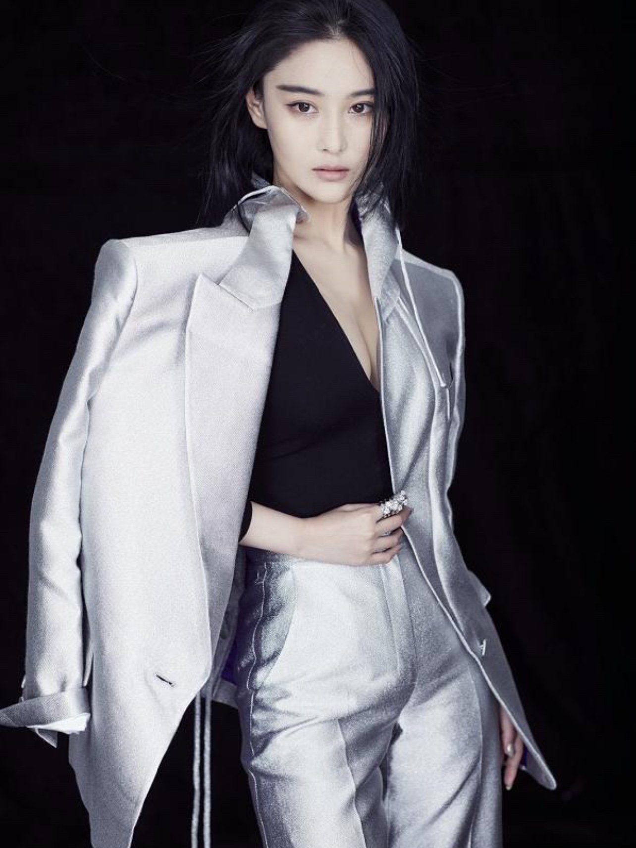 张馨予真是越来越帅了,用西装搭配自己