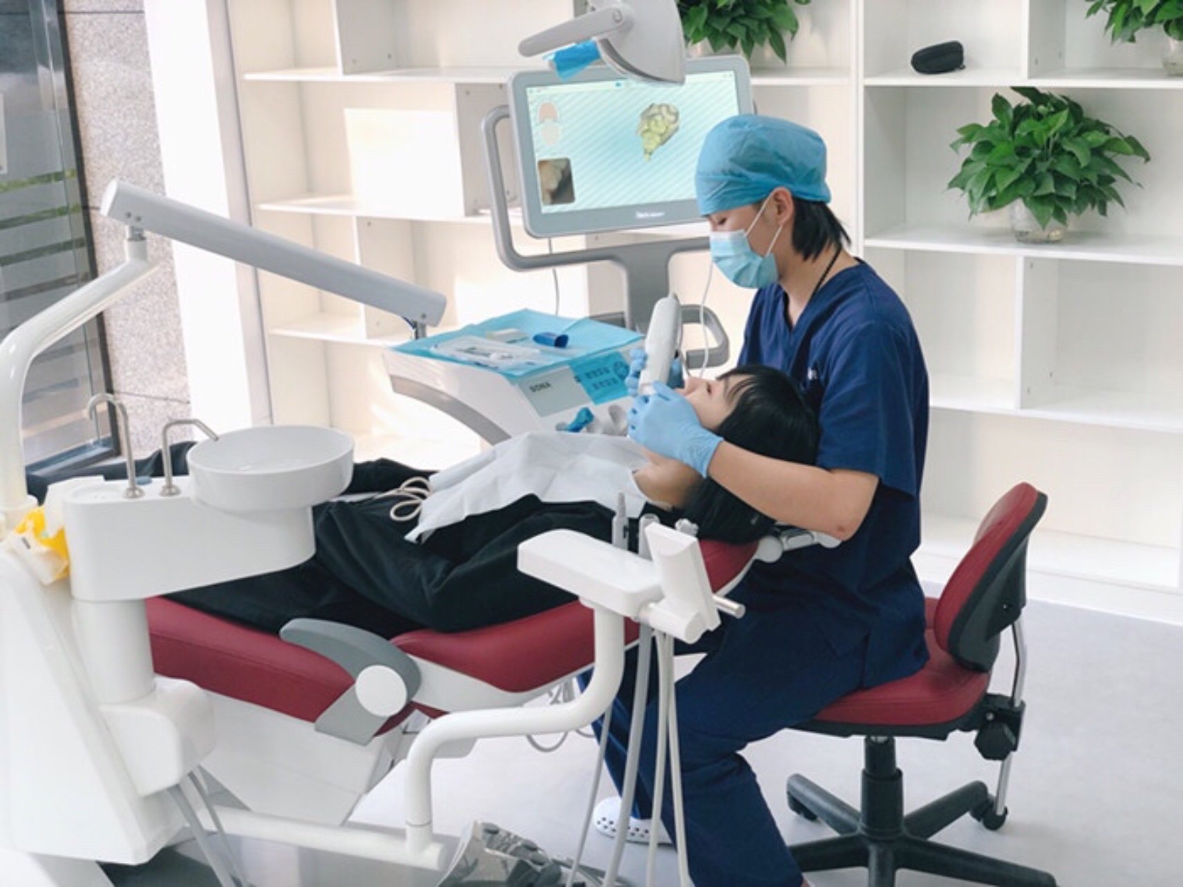 医生会先带你做一个口腔检查,然后大致了解了你的情况后就开始了这个