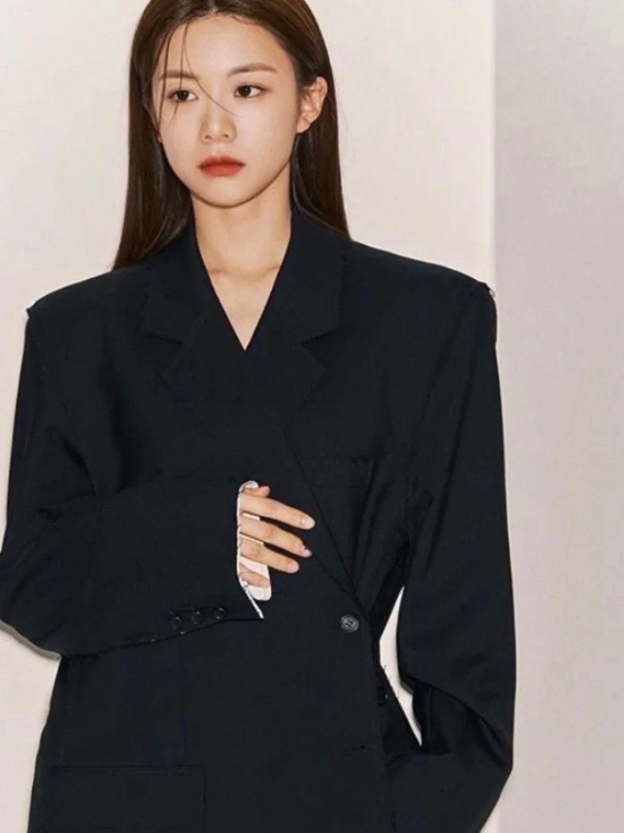 作为韩国整形模板,高允真的脸堪称完美.