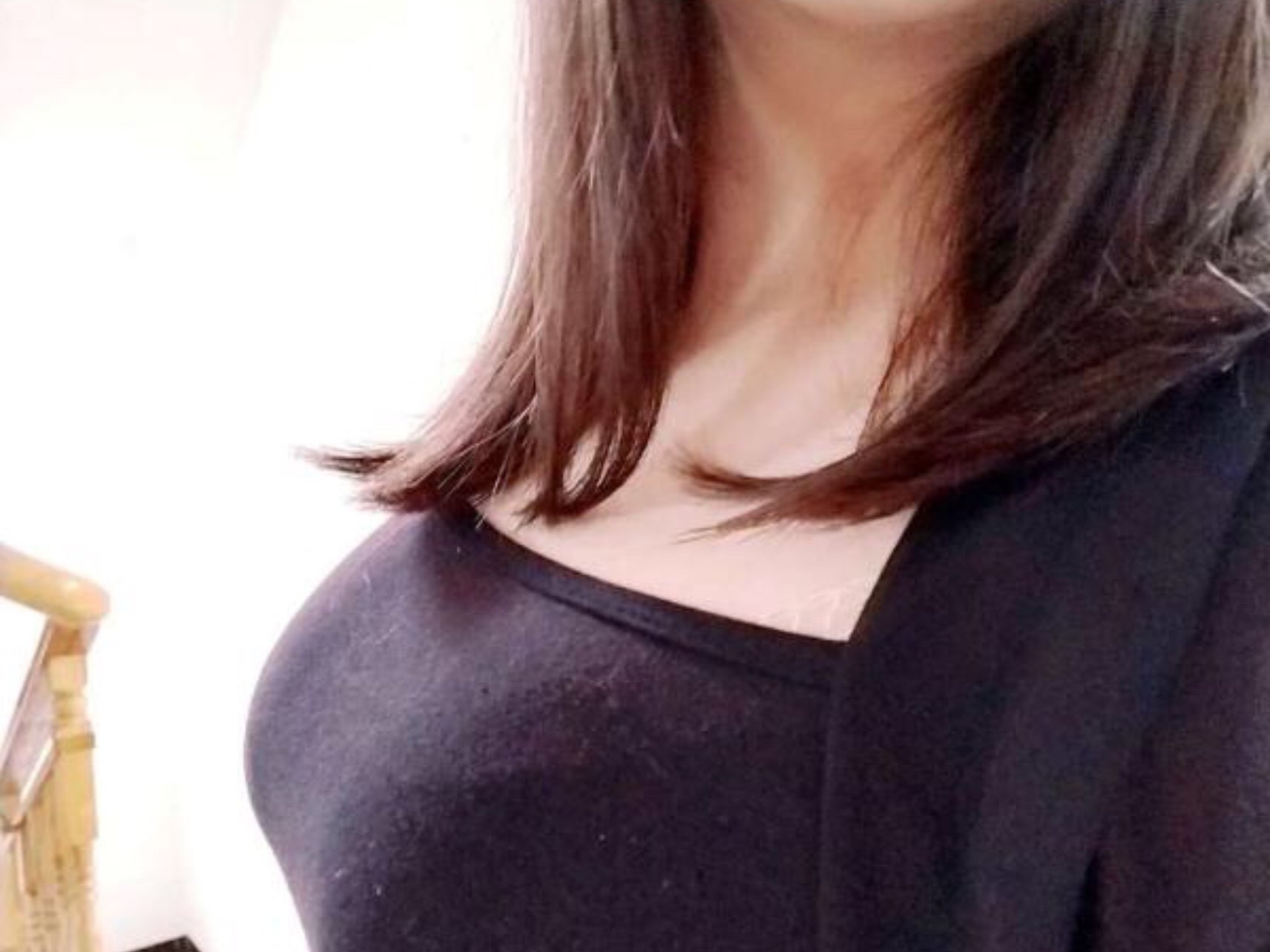 前面干瘪瘪的穿紧身像个男孩子,所以我的衣服全是宽松版,现在胸部饱满