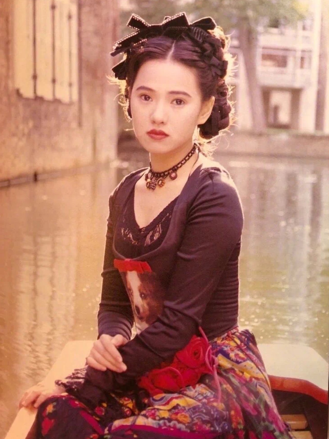 年轻时的伊能静,圆圆的脸蛋 婴儿肥baby face,看上去十分清纯可爱,怪