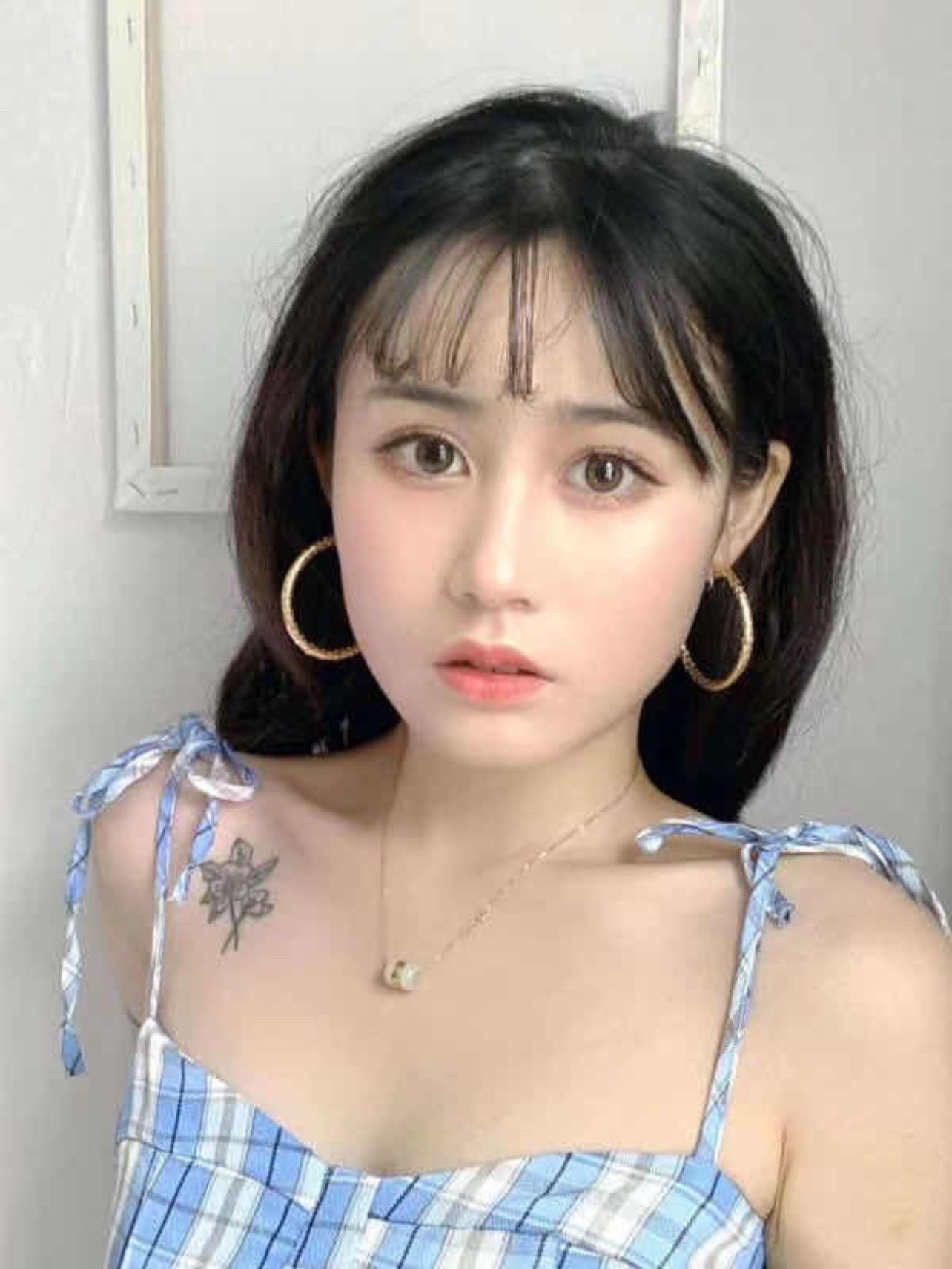 就是可以穿低胸性感衣服,相比以前更加自信,再也不用做小胸妹了[呲牙]