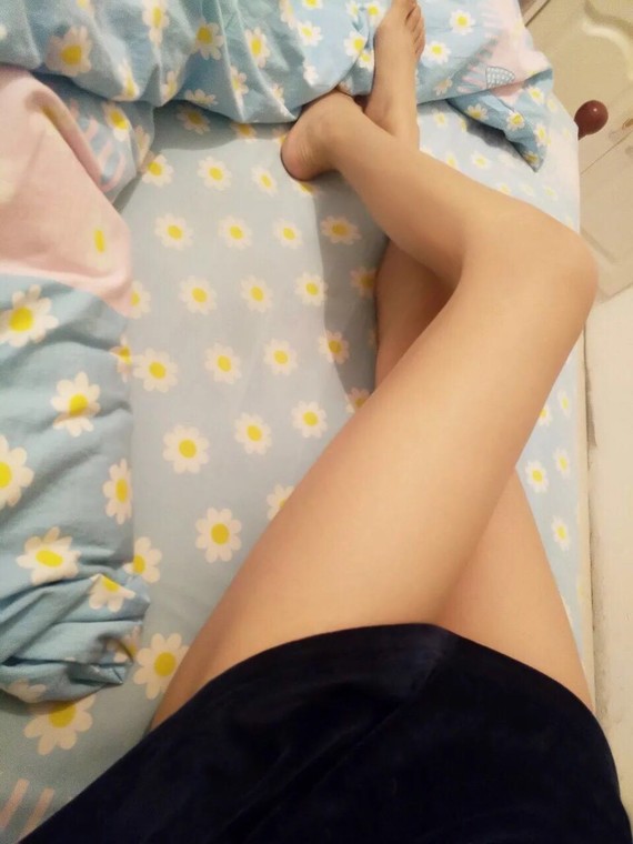 感觉好久没来了,在床上给大家拍几张腿部照片,现在基_圈子-新氧美容