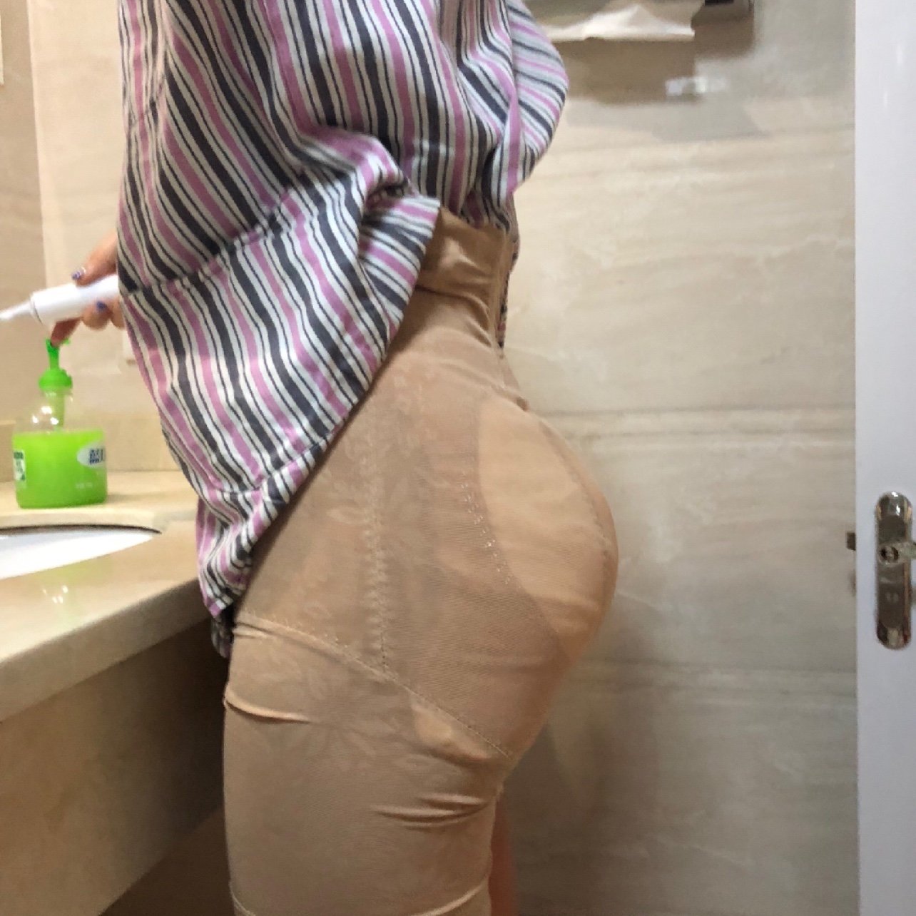 假体丰臀第2天,臀部有一点点胀胀的感觉,但是不痛._圈子-新氧美容整形