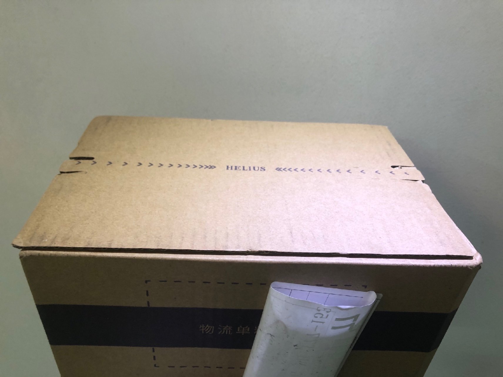 白天上班不在家顺丰晚上送的快递用的手撕快递盒十分环保不需要撕胶带