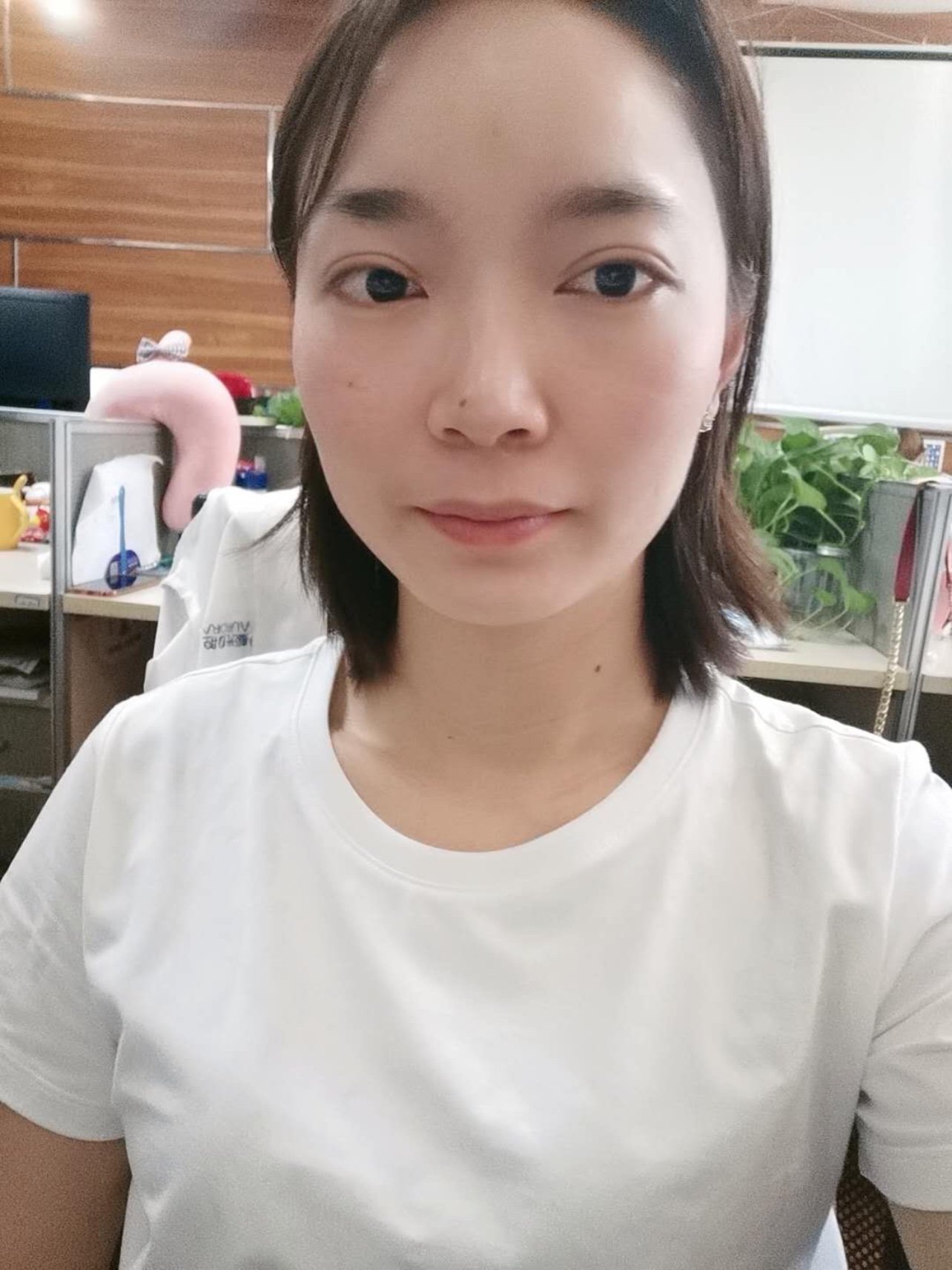 今天又是在办公室自拍的一天,很多小伙伴说我怎么自拍_圈子-新氧美容
