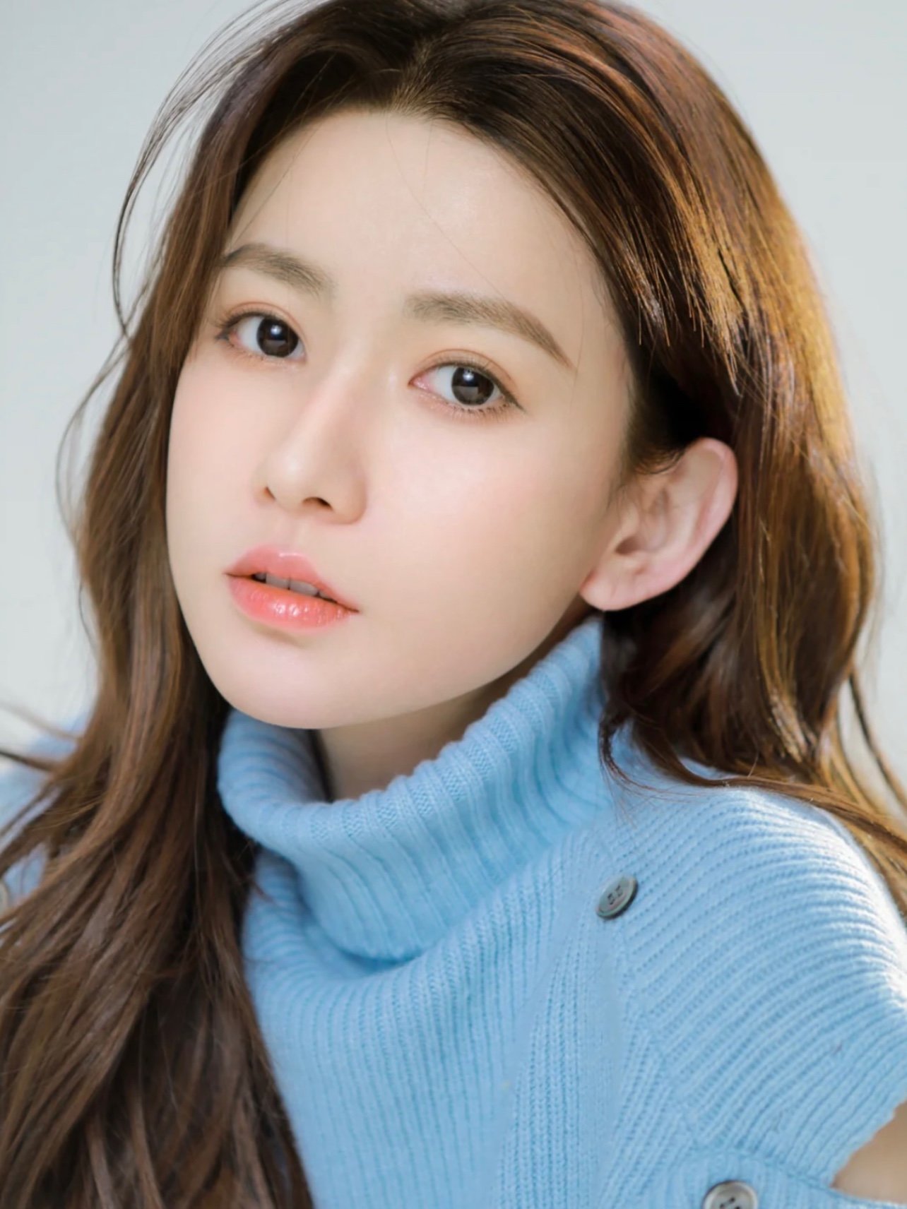 对于脂肪填充和除皱手术都有面部年轻化的功效,例如在法令纹的治疗