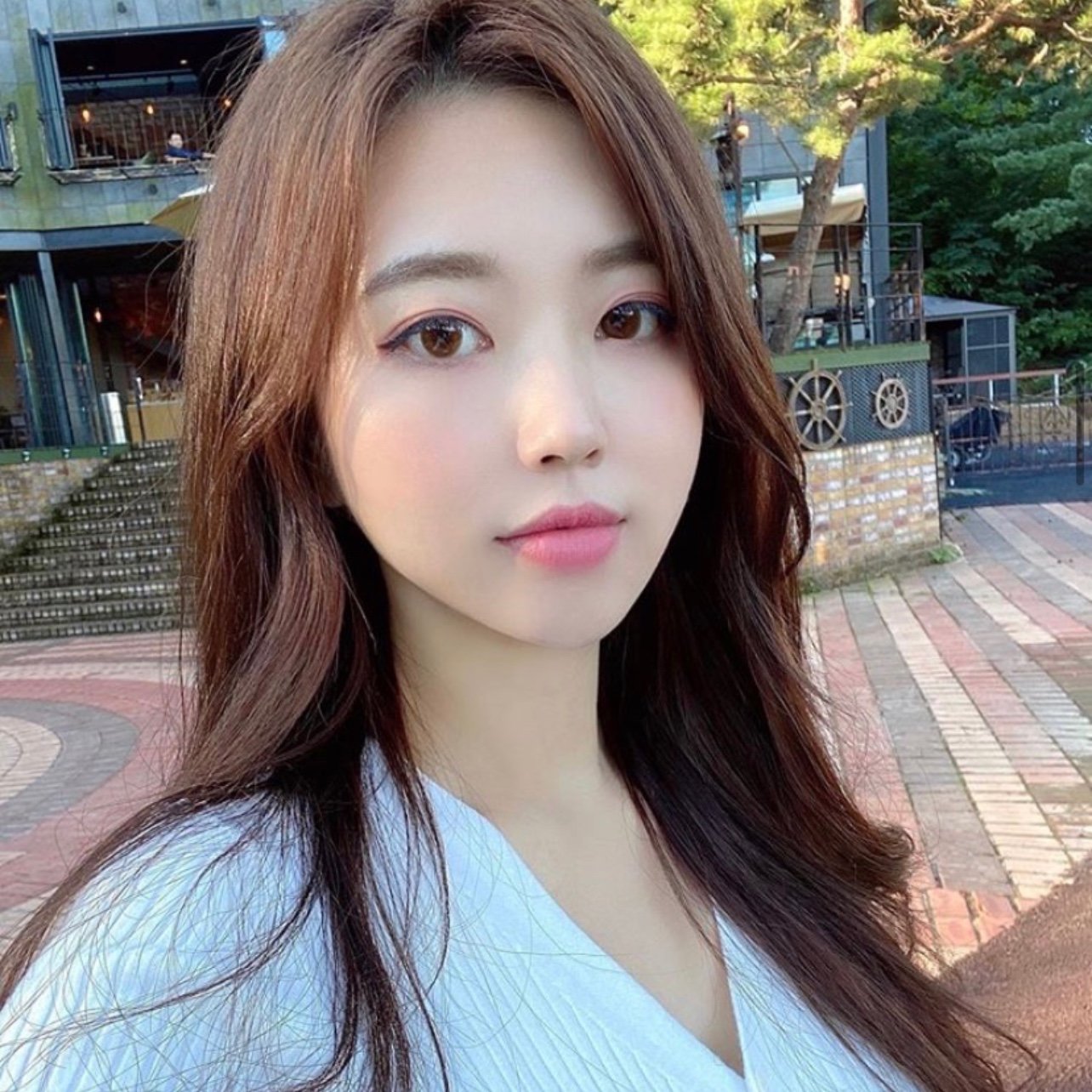 总觉得肉嘟嘟的脸很显年轻,自己的女神谭松韵就是这样