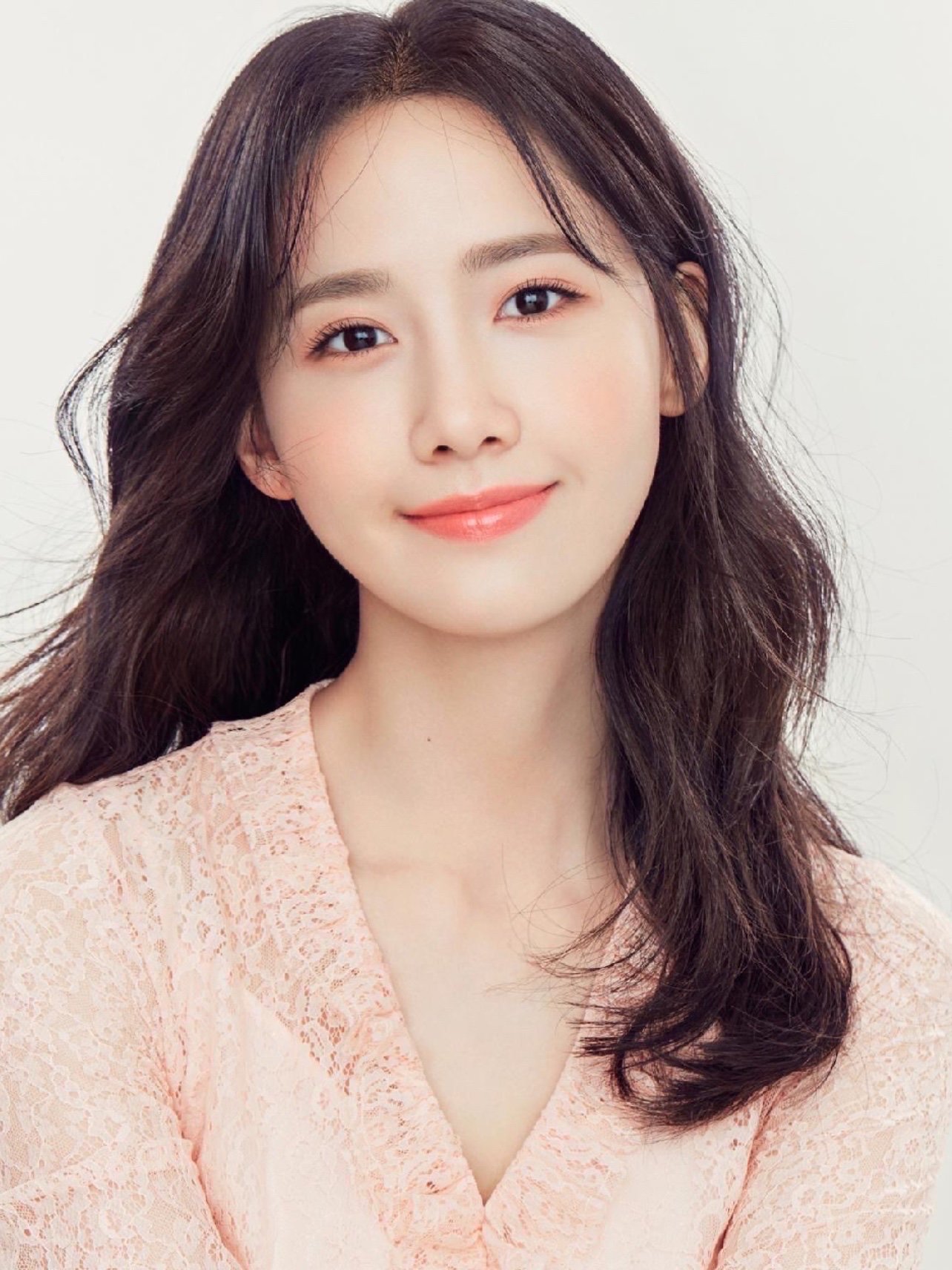 圆润饱满的苹果肌是青春少女颜的标志,不仅能看起来甜美可人,给人一种