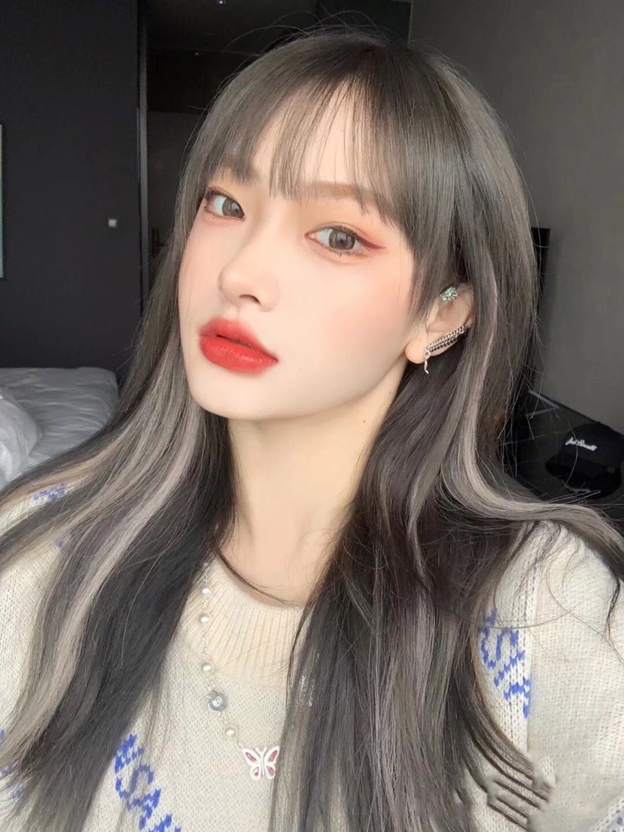 因为油痘肌加上工作原因长期带妆拍摄,所以留下来不少痘坑痘印.