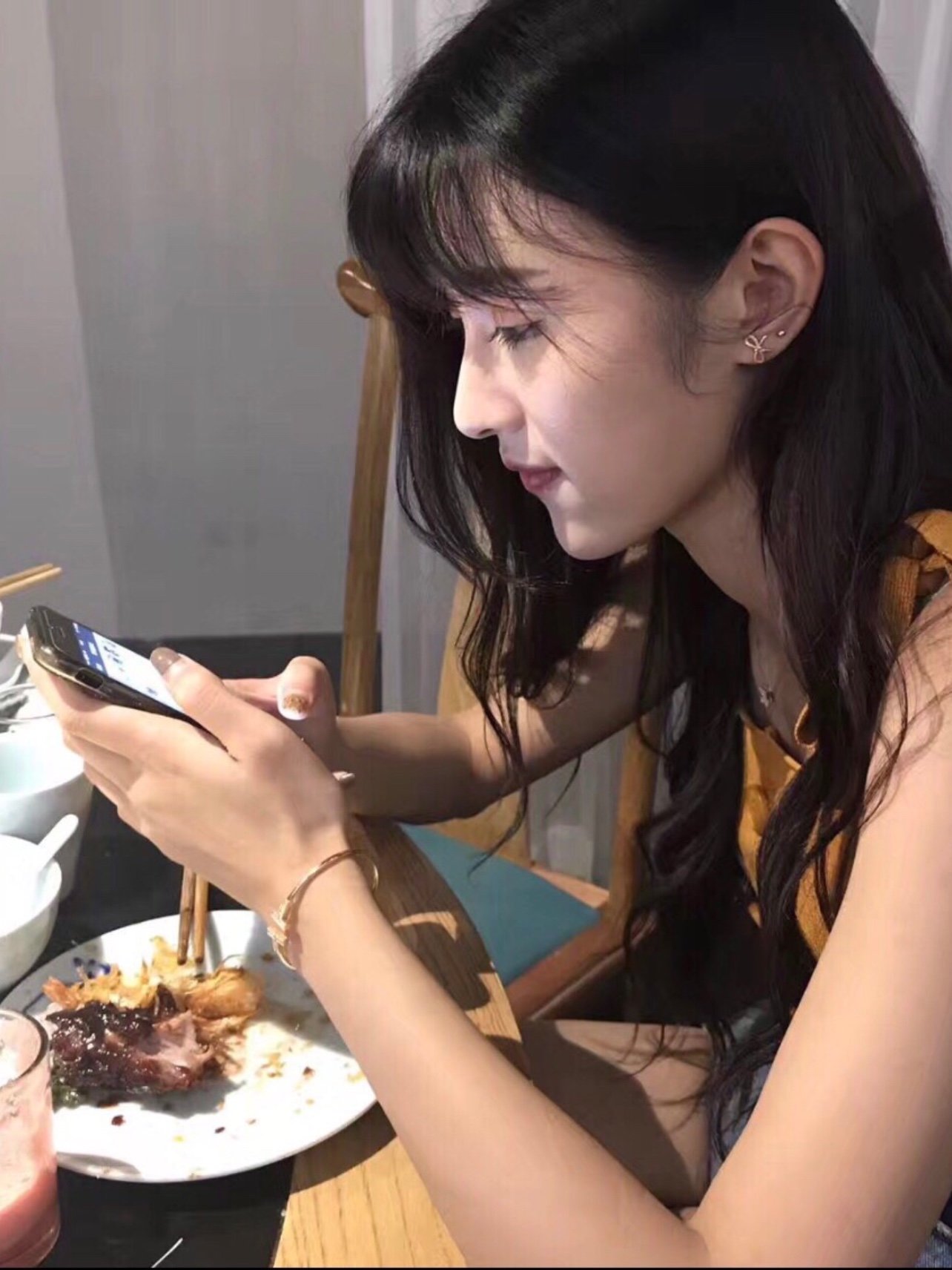 吃饭的时候被朋友偷拍啦.嘻嘻97抢他手机过来一_圈子-新氧美容整形
