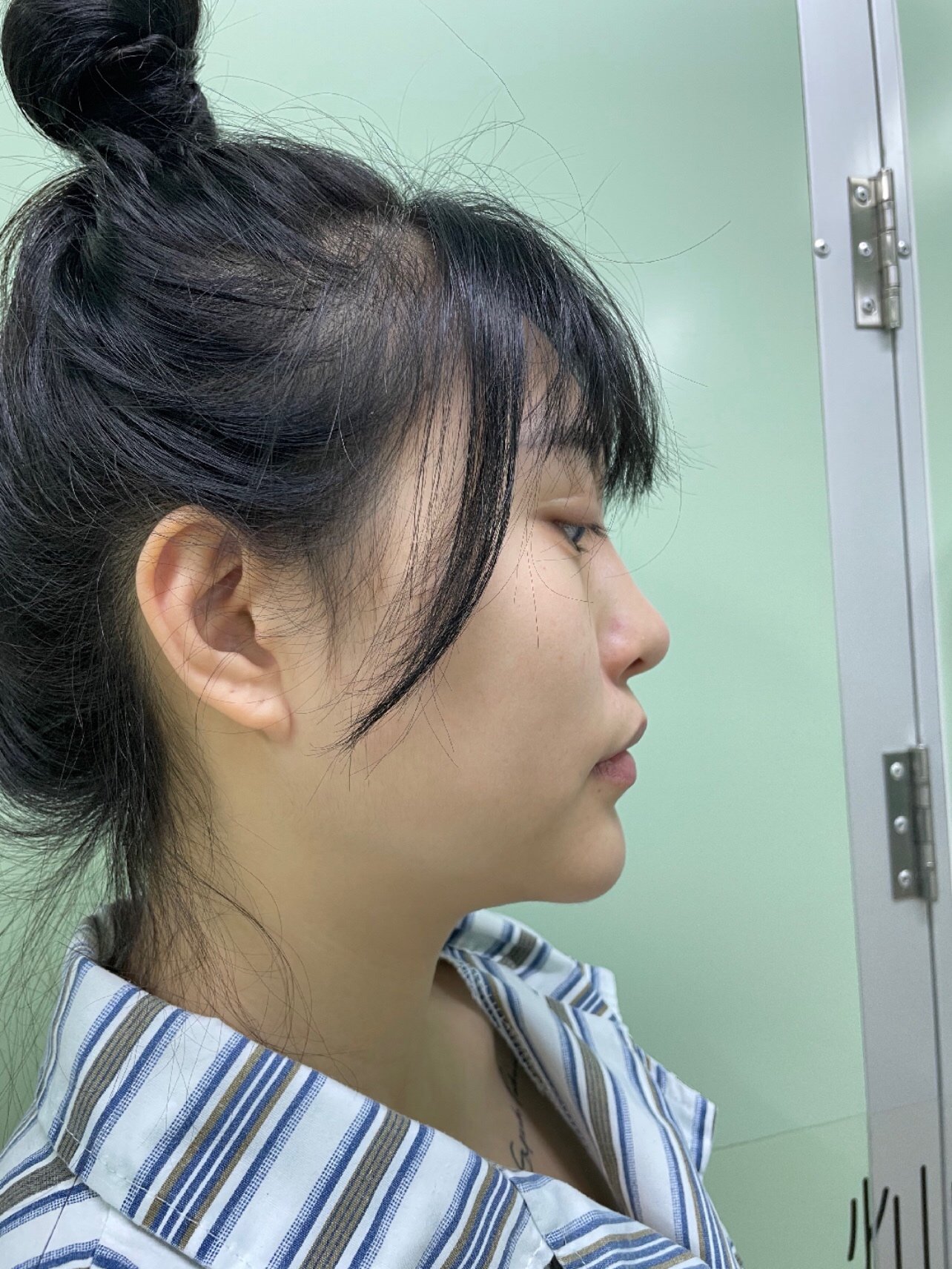 但也绝对说不上好看,普普通通中规中矩,总有一种钱白花了的感觉,鼻梁