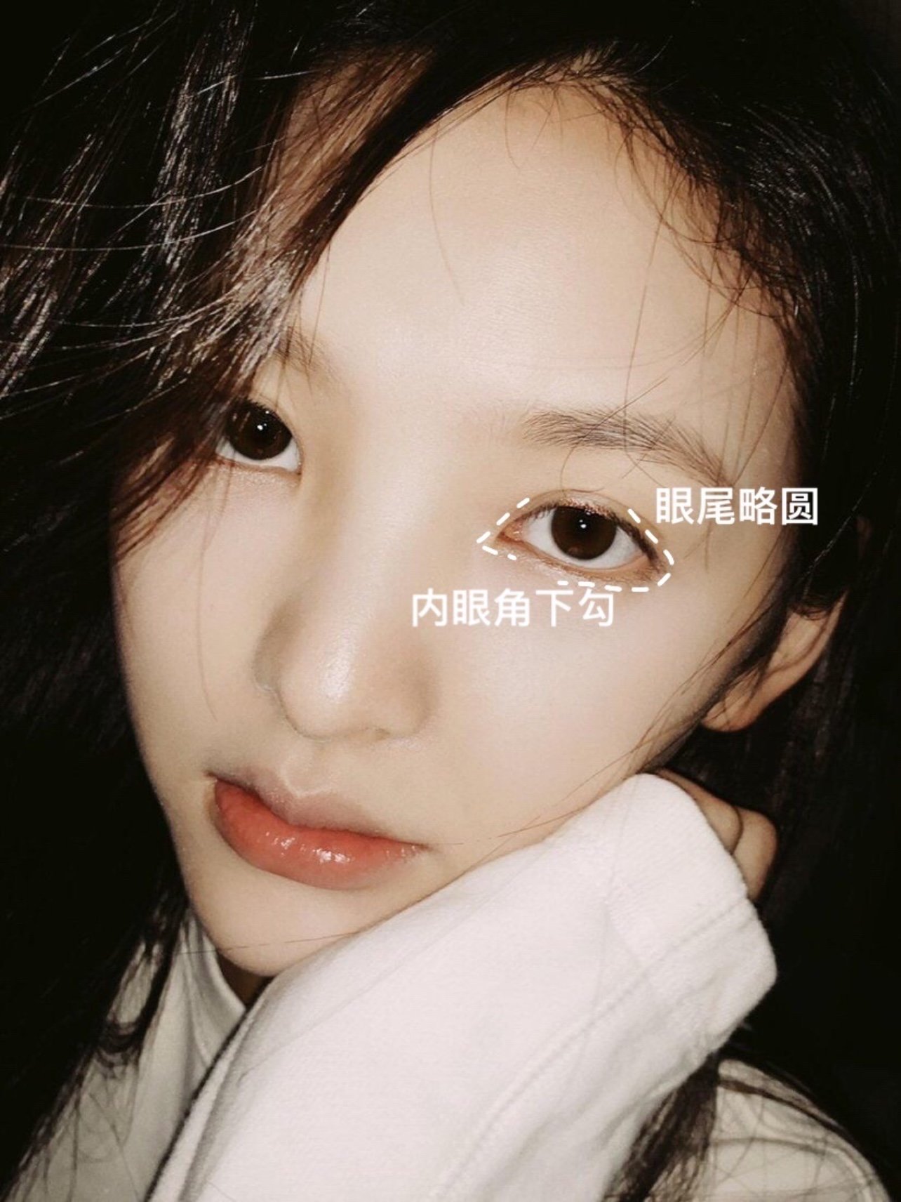 章若楠的脸型是圆呼呼的鹅蛋脸,不过于圆润也没有明显的线条感,你会