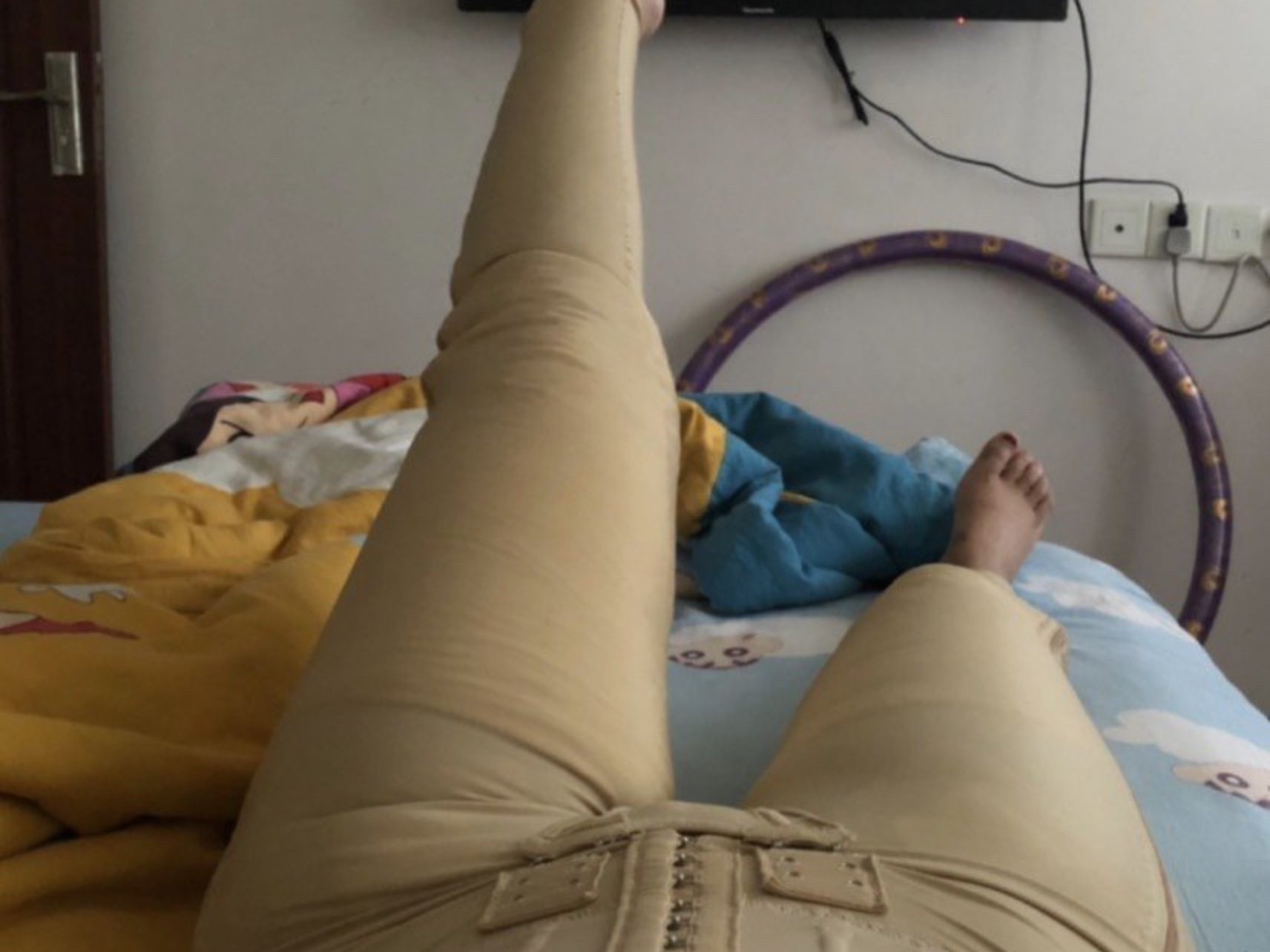 女生大腿缝隙图片