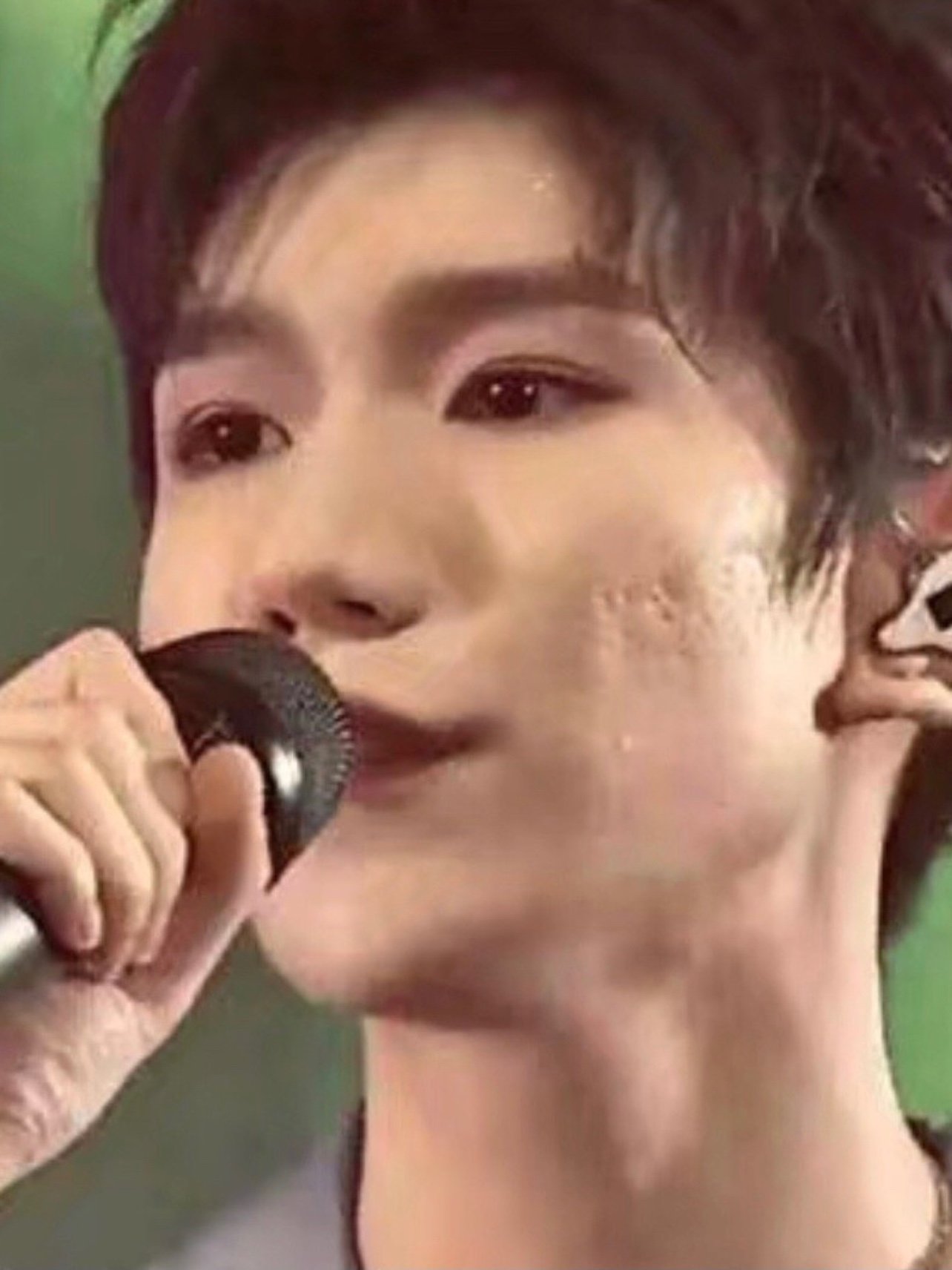 但是有米有幸前段时间见过张艺兴本人,的确没有痘痘了