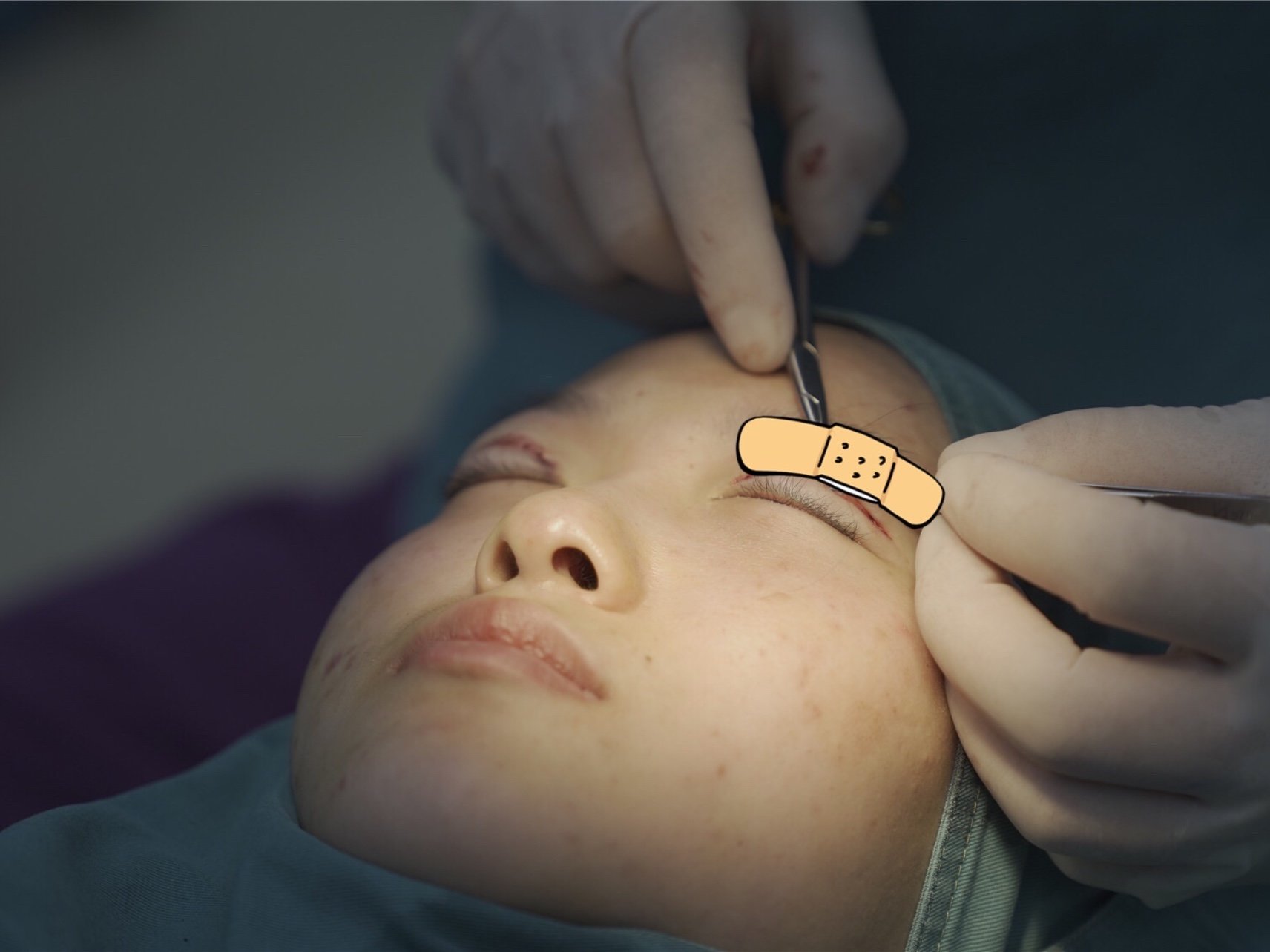 对此也没啥自豪的,因为我是单眼皮,还有点肿泡眼,平时看起来显得没