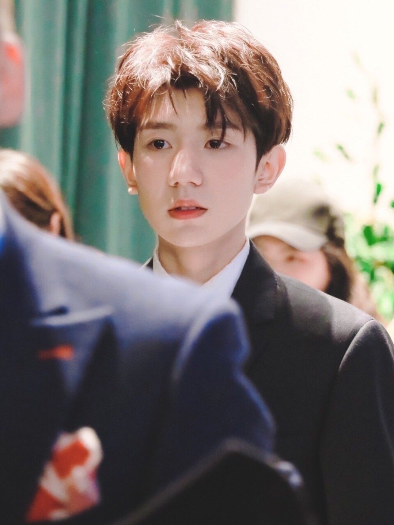 有鼻翼缘退缩的问题说起鼻翼这个地方有退缩自有下垂比如王源的鼻子