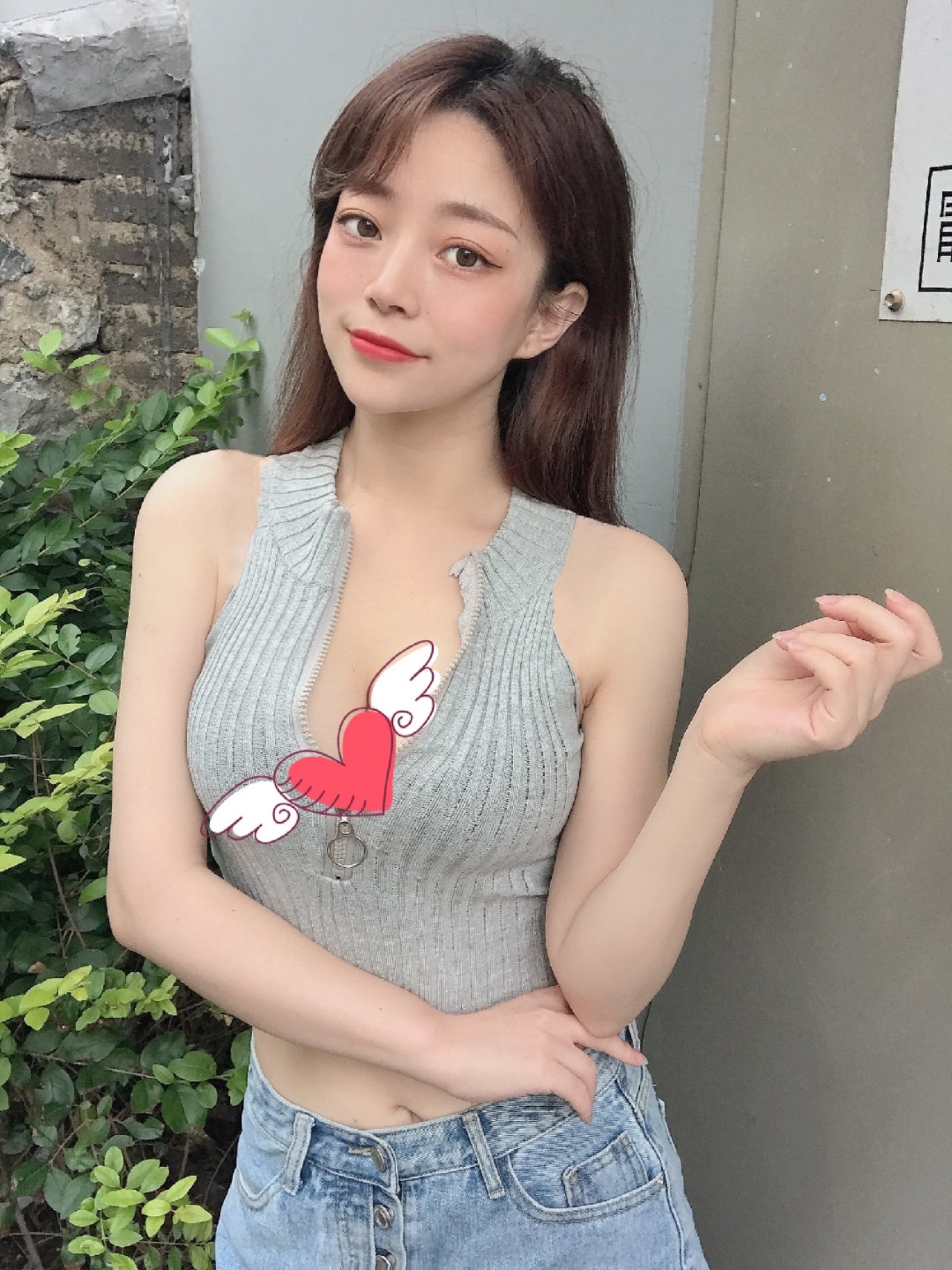 在朋友的鼓励下,我终于决定去做胸平的女生小胸美女太平