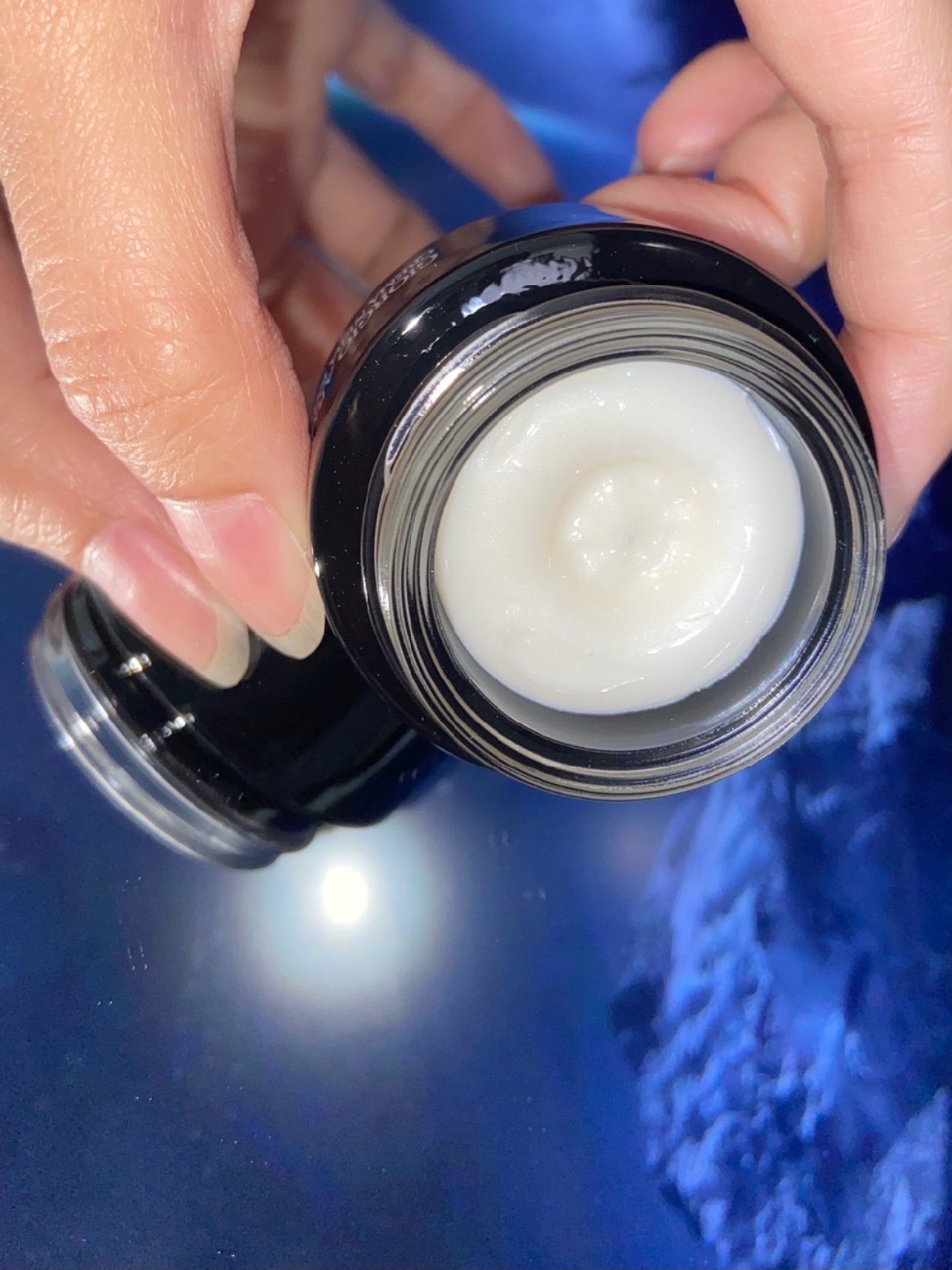 这次体验的是阿玛尼黑曜石面霜先说一下官方主打的功效吧主打抗老修复