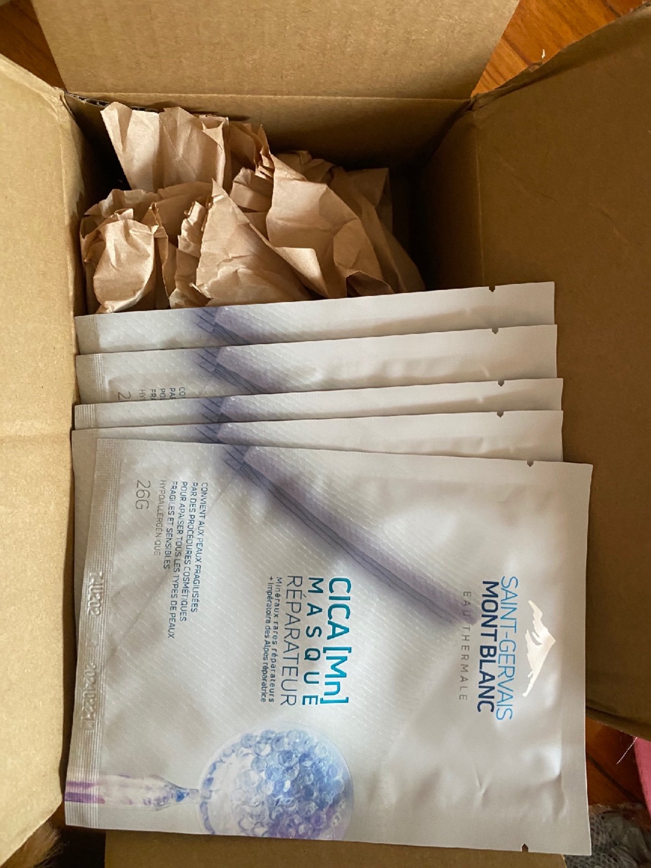 这次带来的是勃朗圣泉cica小绷带修护面膜的体验官项目,一共是五片