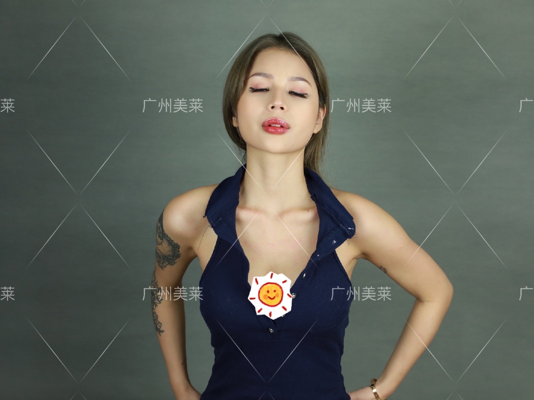 应为平胸而感到自卑了 →腋下切口,现在已经恢复的看不出手术的痕迹了