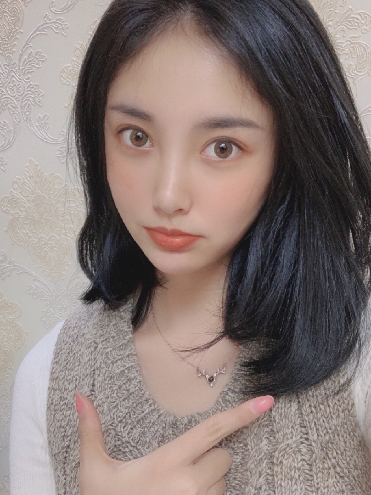 双眼皮的眼睛比单眼皮的看上去要大很多,所以很多单眼皮求美者都选择