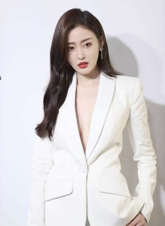 同样的高个脸女明星,黄圣依,官方身高也是165cm.