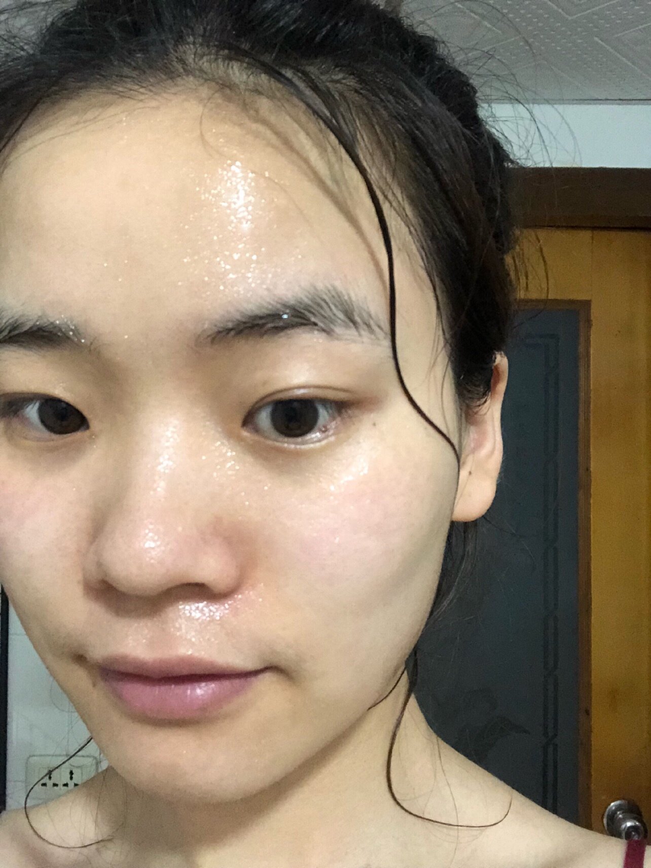 黏糊糊的夏天就怕皮肤出油不吸收啦,所以做好补水工作太重要了.