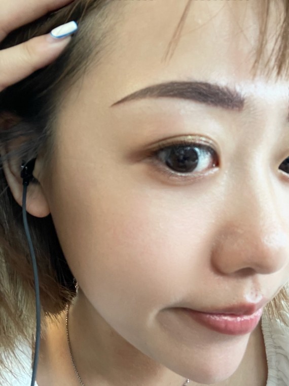 刚纹完眉毛,自然吧